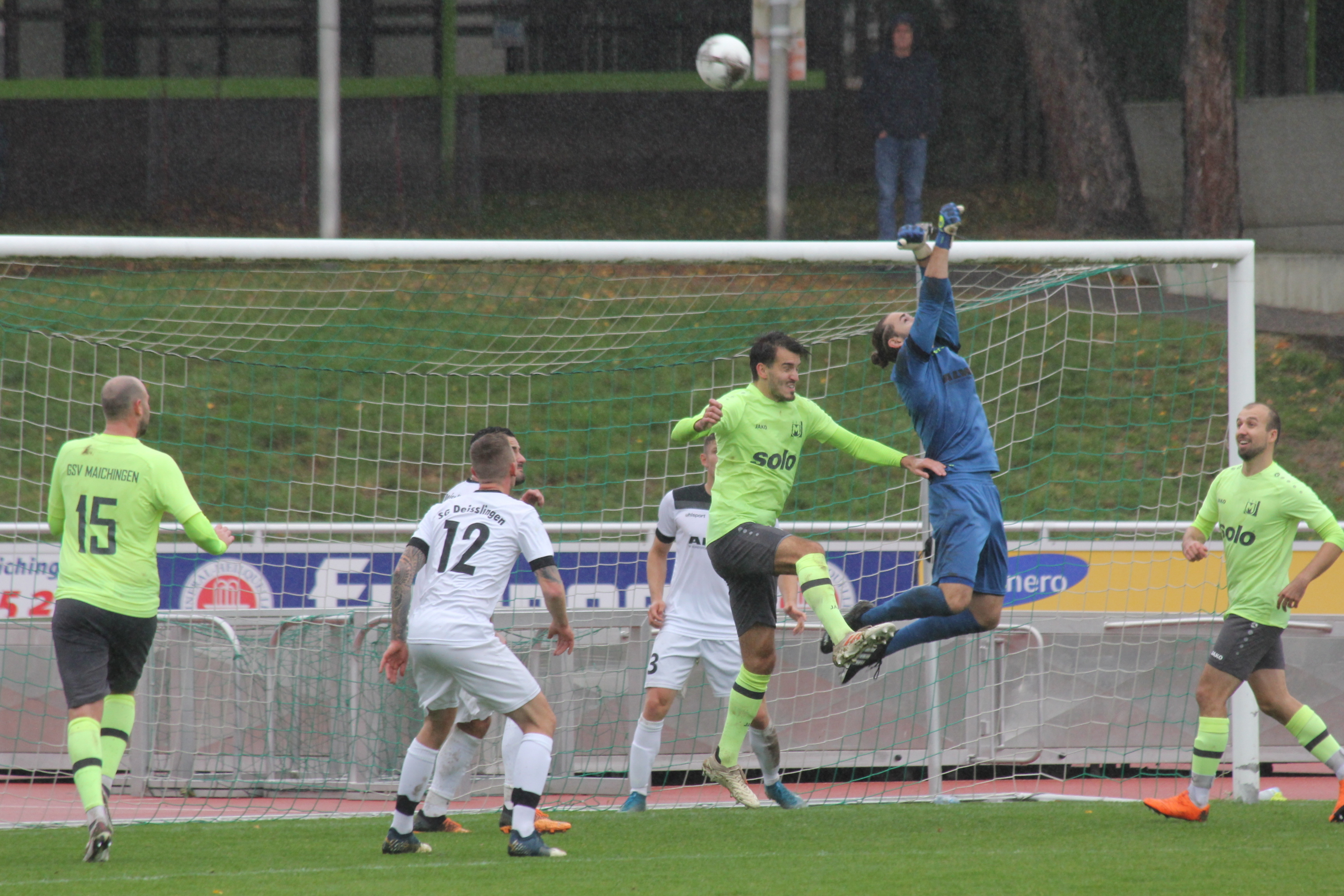 Deißlingrns Torhüter Konstantin Leichtle kommt vor dem Maichinger Filip Primorac an den Ball. Bild: Oberdorfer