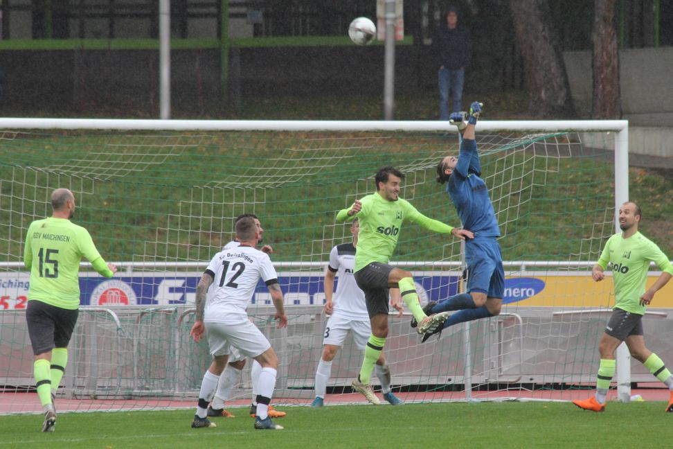 Deißlingrns Torhüter Konstantin Leichtle kommt vor dem Maichinger Filip Primorac an den Ball. Bild: Oberdorfer