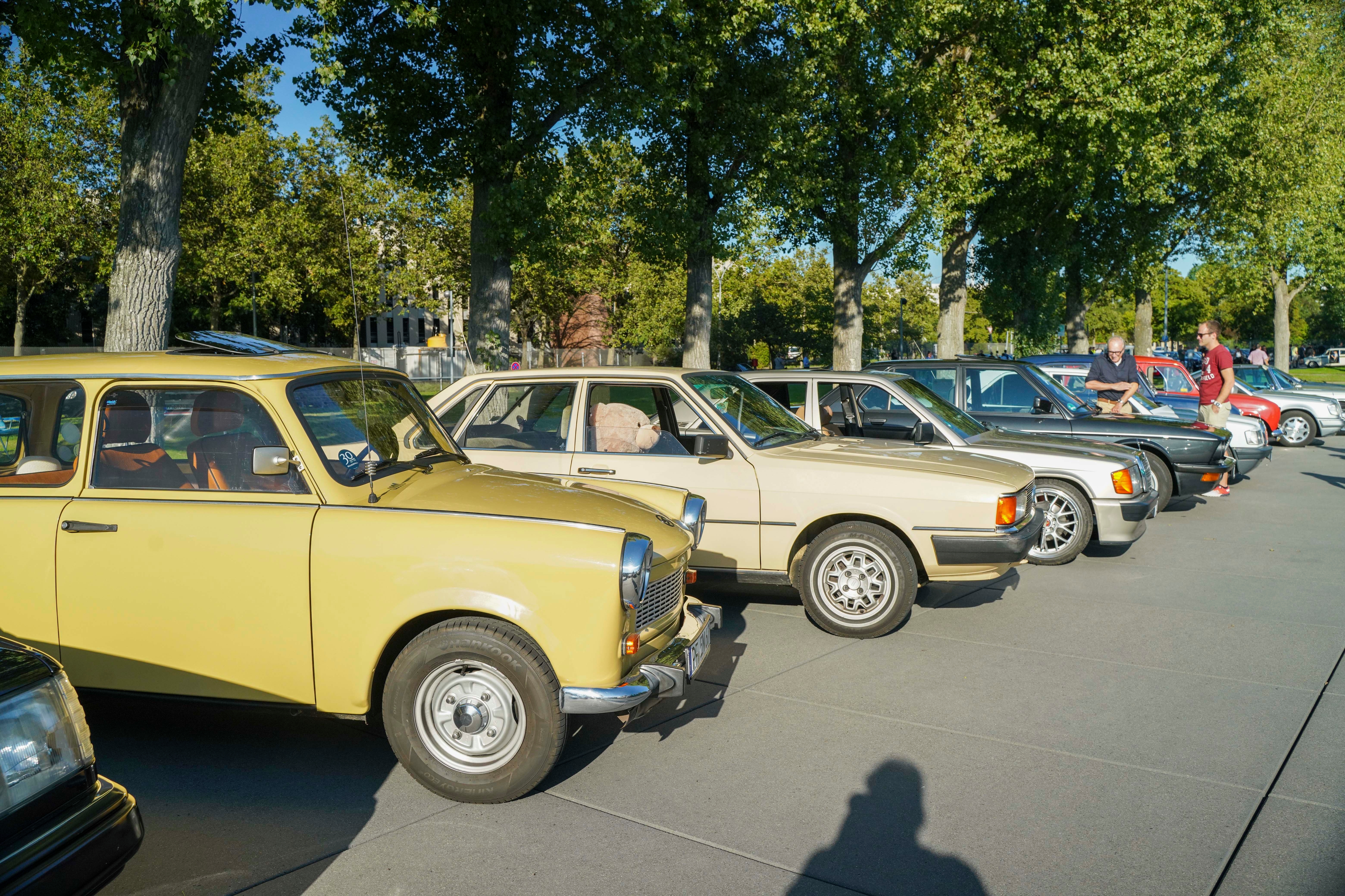 Nicht nur edles Blech mit Stern auf der Motorhaube gab es zu sehen. Selbst ein Trabant (auf dem Foto links) oder ein Renault R4 waren dabei.     Bild: Dettenmeyer