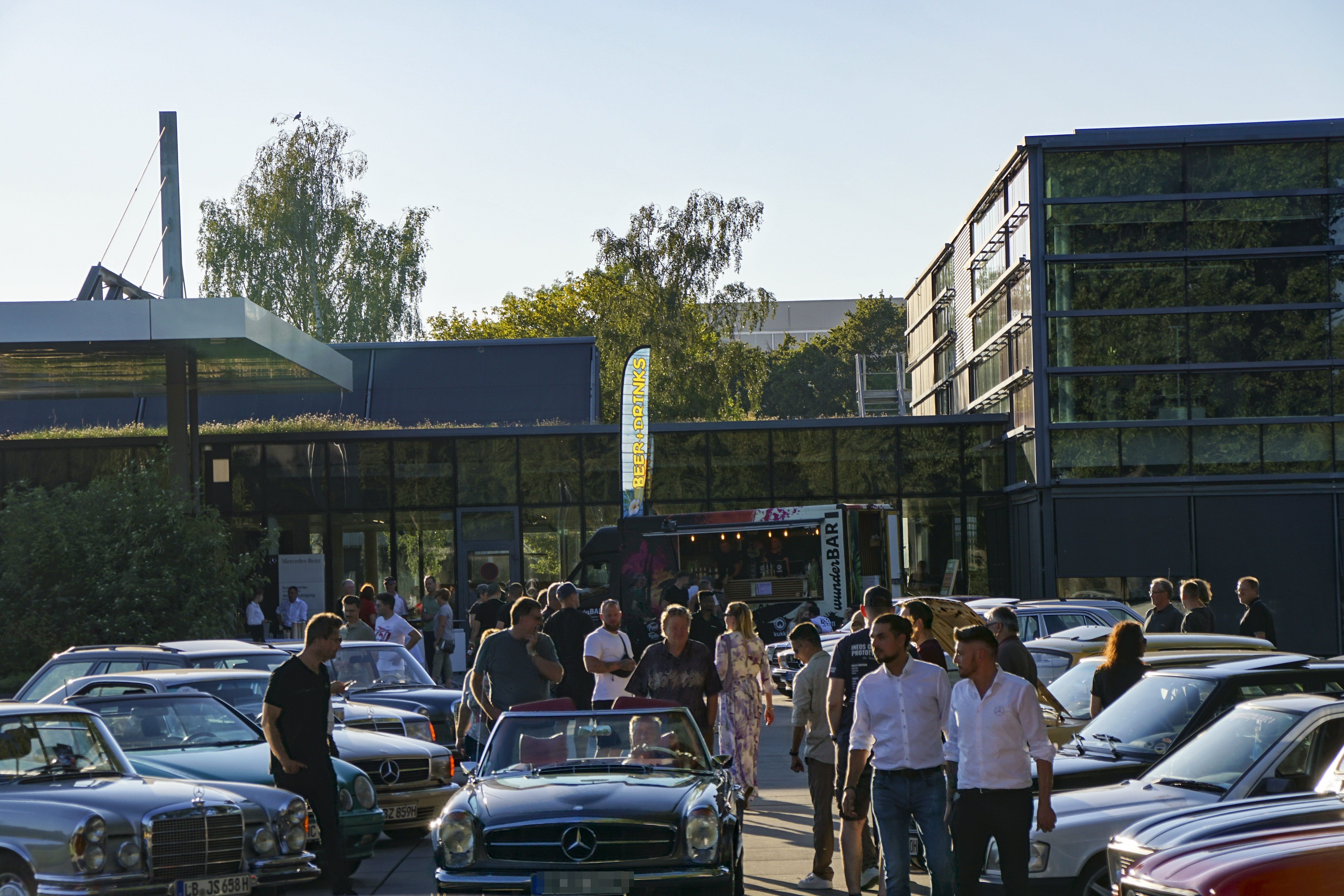 Im Kundencenter des Sindelfinger Mercedes-Benz-Werks hieß es „Classics & Coffee“. Das Oldtimer-Treffen findet seit 2015 von April bis Oktober jeden Sonntag beim Mercedes-Museum in Stuttgart statt.   Bild: Dettenmeyer