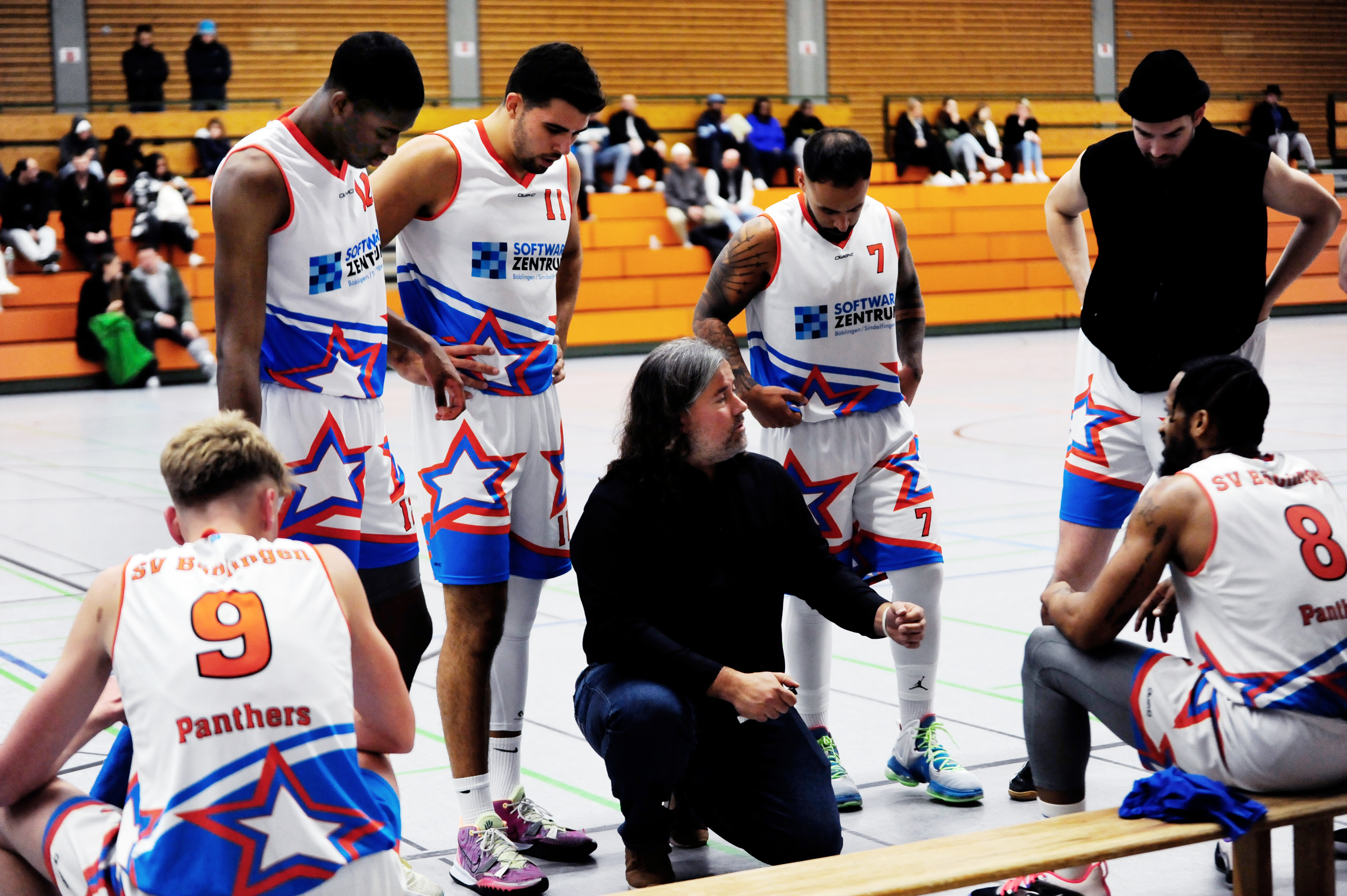 Trainer Jörg Gerspach im Gespräch mit seinen Spielern. Böblingen mischt in der Oberliga oben mit. Bild: photostampe