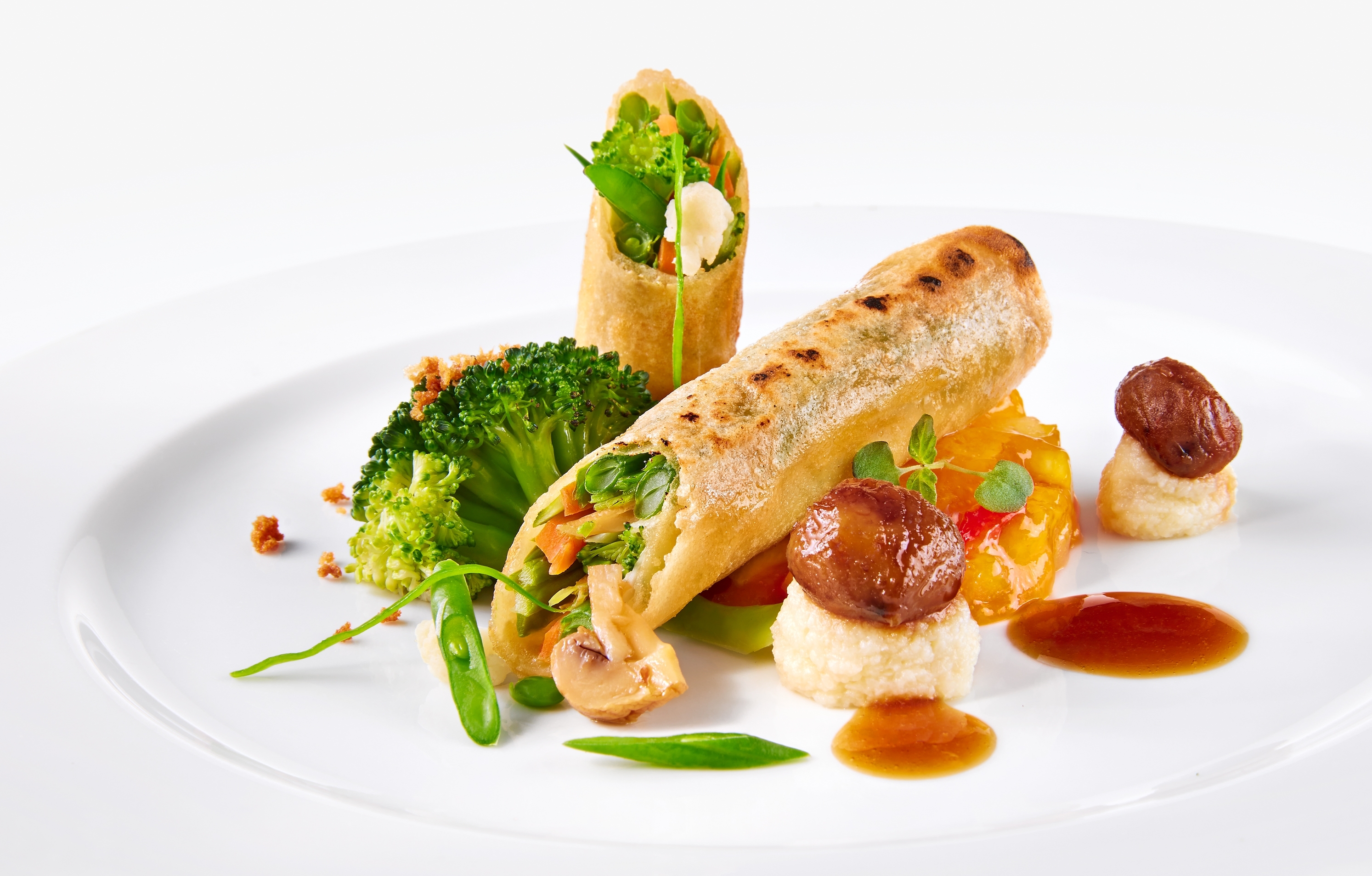 Vegetarischer Hauptgang: Frühlingsrolle mit mariniertem Gemüse und Pilzen an Birnen-Weinbeeren-Chutney, glacierte Maronen, Brokkoli-Röschen und Gewürzjus. Bild: z