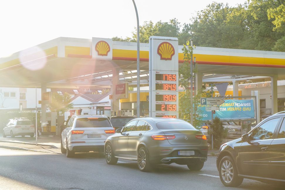 Sonnige Zeiten für viele Autofahrer am Freitagabend: Für wenige Stunden sank der Dieselpreis auf 1,76 Euro. Bis Samstagmorgen waren die Preise aber schon wieder gestiegen, am Montagmittag kostete ein Liter 2,07 Euro. Was zu diesen Preisunterschieden geführt hat, bleibt rätselhaft. Bild: Dettenmeyer