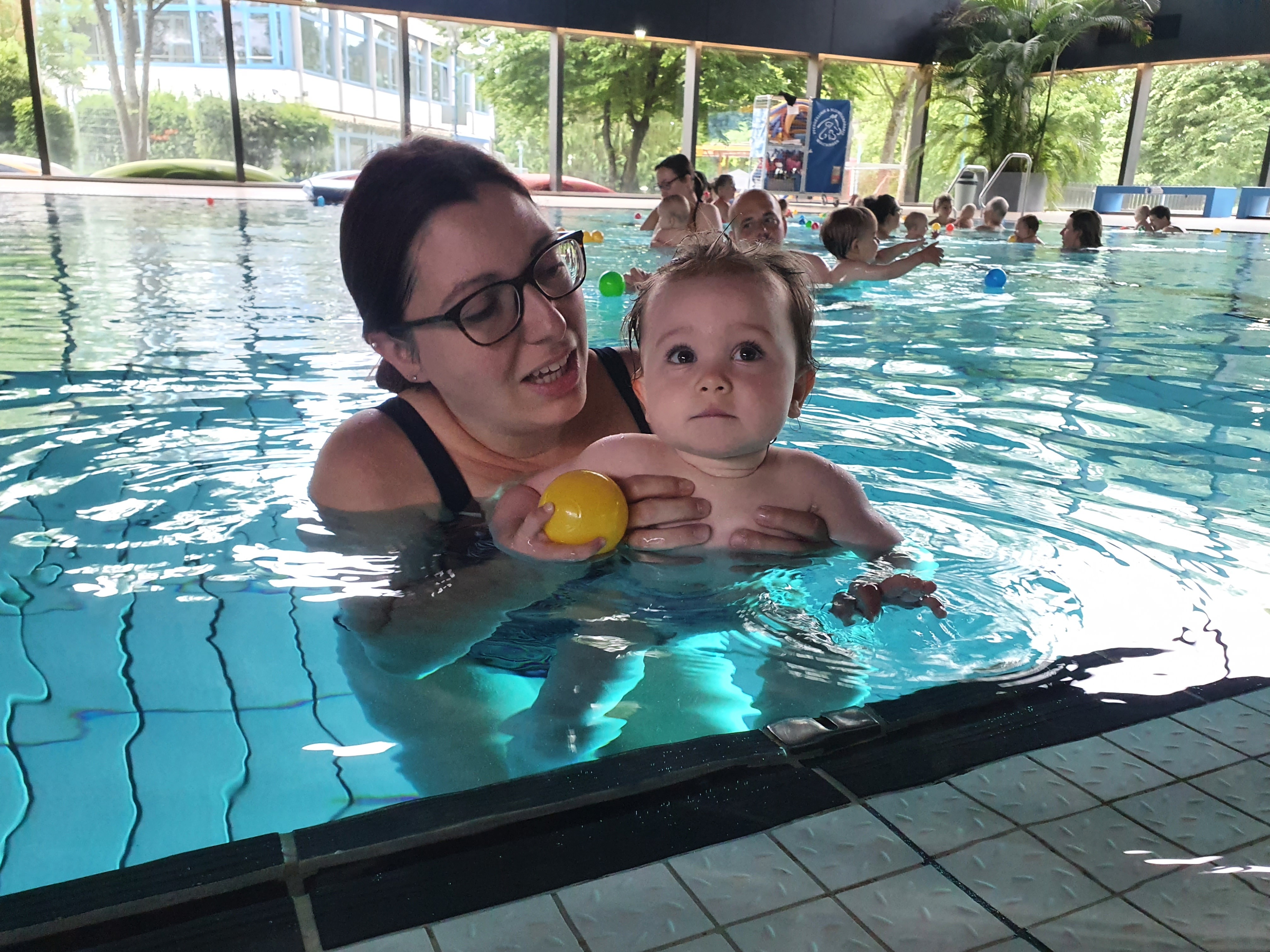 Schau mal, was ich schon kann: Mama Julia Schmid ist begeistert.          Bild: Wegner