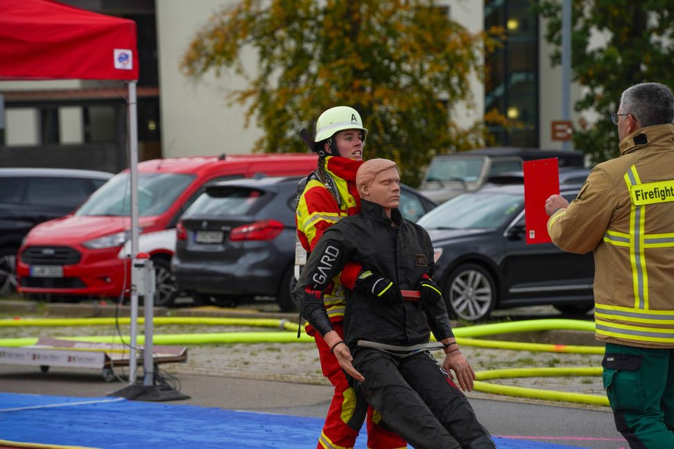 Ihr Endgegner, wie Zora Werbke sagt: Einen 80 Kilogramm schweren Dummy  ziehen.