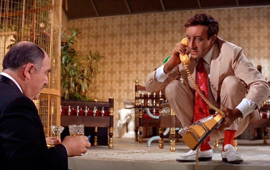 Peter Sellers (rechts) alias Hrundi V. Bakshi macht seinem Ruf als „Der Partyschreck“ alle Ehre. Und zwar gründlich. Bild: z