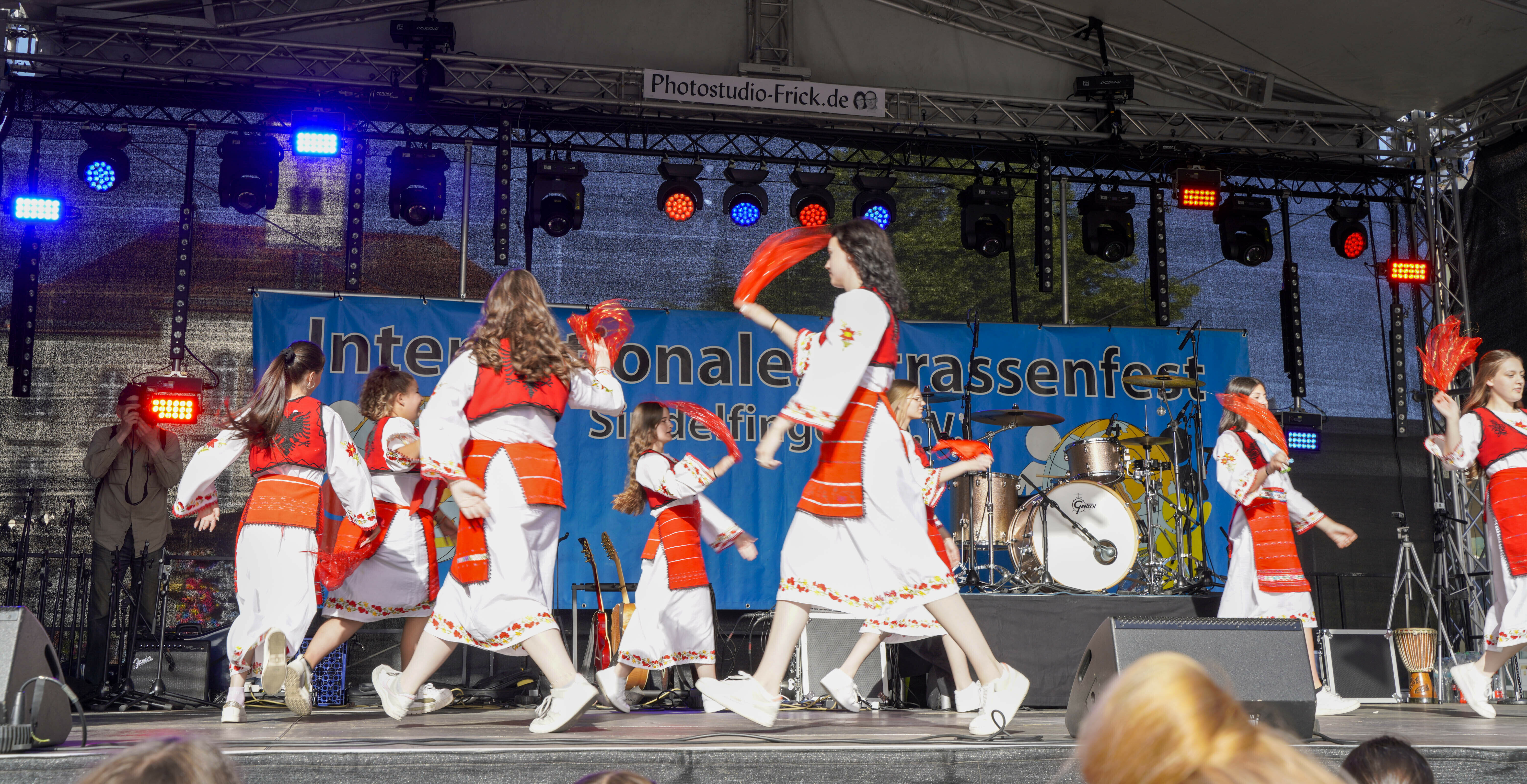 Folklore – unbedingt. notwendig.   Bild: Dettenmeyer