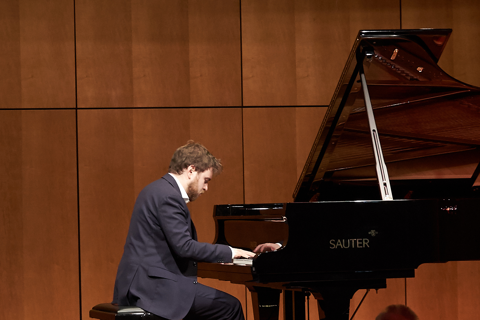 Anton Gerzenberg beim 3. Abend des 26. Pianistenfestivals in der Böblinger Kongresshalle.        Bild Heiden