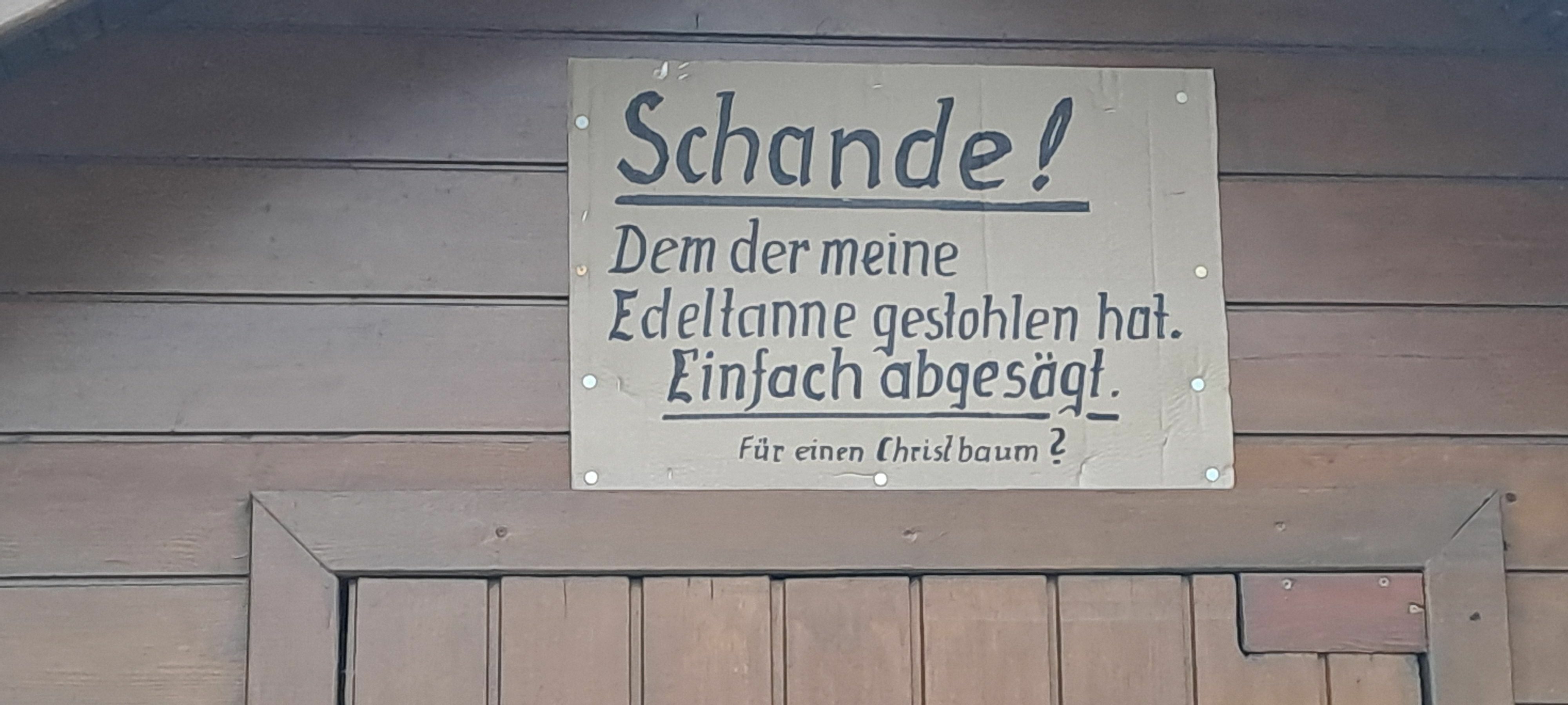 Das Schild hat Rolf Braun angebracht. Er möchte dem Täter damit ins Gewissen reden. Bild: z