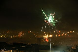 Von Sonntag auf Montag ist es so weit: Das neue Jahr wird bunt und lautstark begrüßt. Allerdings darf nicht überall geböllert werden. Nicht jeder hält sich daran. Bild: A/Dettenmeyer