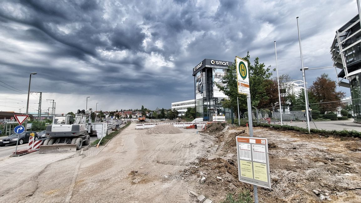 Entlang der Sindelfinger Straße sind für die künftigen Anschluss zur neuen Brücke, die über die A 81 führt, bereits tonnenweise Erdreich abgegraben worden. Bild: Hamann