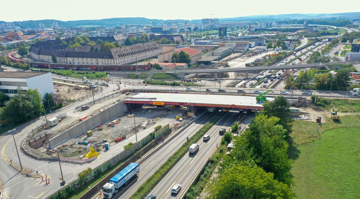 Der Blick von Oben zeigt die neue Brücke, über die der Verkehr ab dem kommenden Jahr zwischen Sindelfingen und Böblingen im Bereich zwischen Hornbach und Smart fließen soll. Anfang kommenden Jahres soll die bestehende Brücke (direkt dahinter) abgerissen werden. Bild: Dettenmeyer