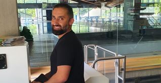 Durchs Drehkreuz geht es für Serhat Bayazit und seine Familie nur ins Freibad, das Badezentrum selbst hat derzeit geschlossen. Der Maichinger hofft, dass die Pläne der Stadt auch umgesetzt werden. Bild: Wegner