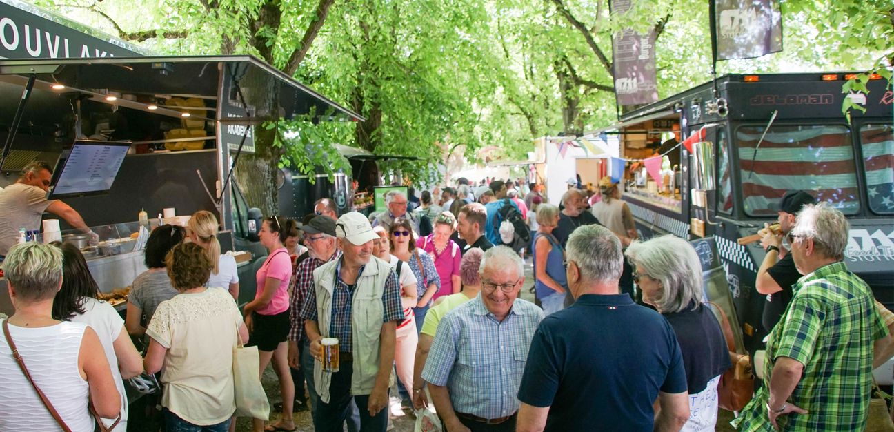 Auf dem Ehninger Pfingstfest sorgten dieses Jahr Food Trucks für das leibliche Wohl. Es gab keine Bewirtung im Festzelt. Die Street Food Fiesta wurde gut angenommen, so das Fazit des Bürgermeisters Lukas Rosengrün. Bild: Dettenmeyer