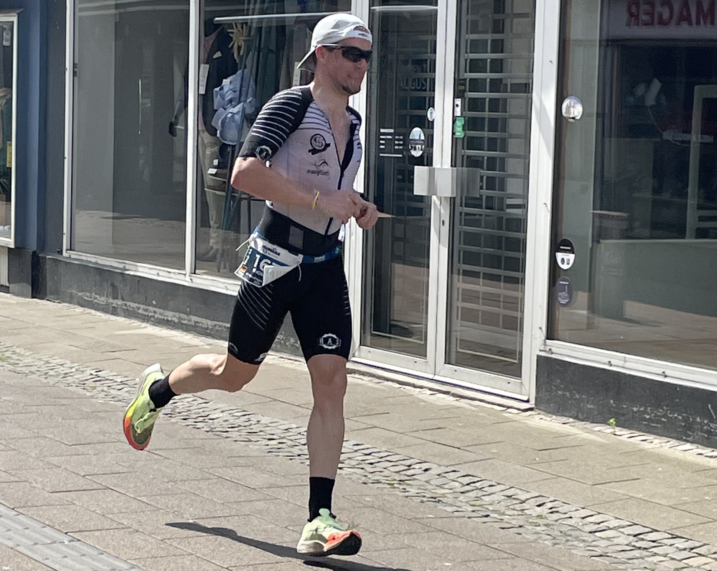 Am Schluss drückt der Sindelfinger mächtig aufs Tempo, läuft über die Schmerzen hinweg und hinein in sein persönliches Sportlerglück.     Bild: z