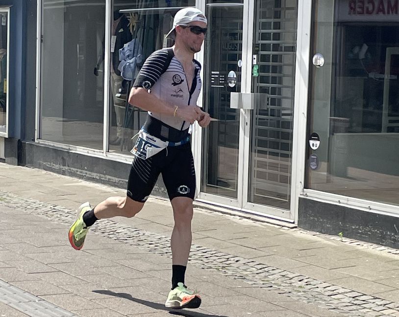 Am Schluss drückt der Sindelfinger mächtig aufs Tempo, läuft über die Schmerzen hinweg und hinein in sein persönliches Sportlerglück. Bild: z