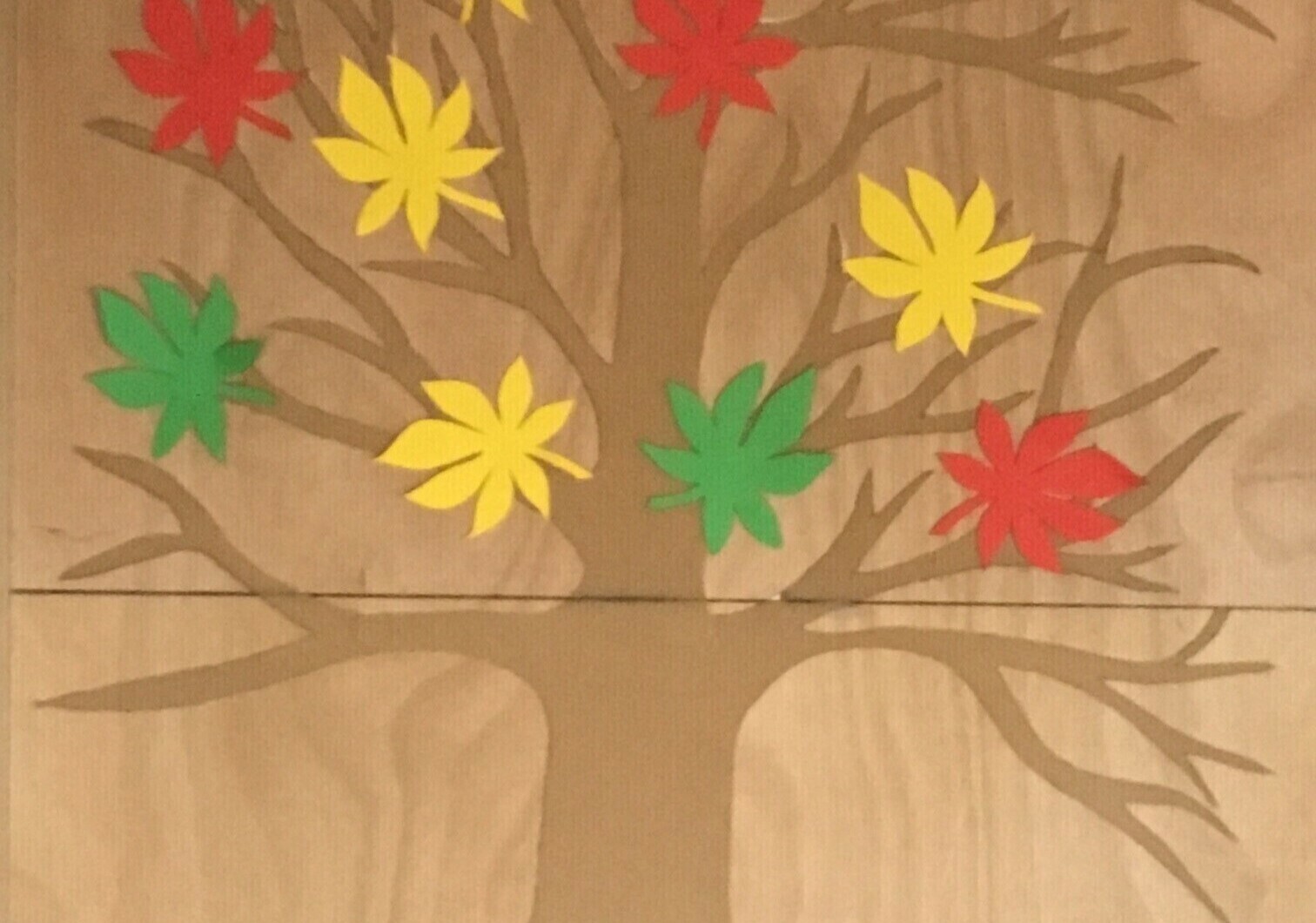 Dieser Baum steht im Haus der Begegnung in Böblingen. Auf die Blätter schreiben Menschen den Namen ihres Kindes und sein Todesdatum. In der Trauergruppe "Eltern im Schatten" sprechen sie über den Schmerz, den sie alle gemein haben: Sie haben ihr Kind verloren. Bild: z