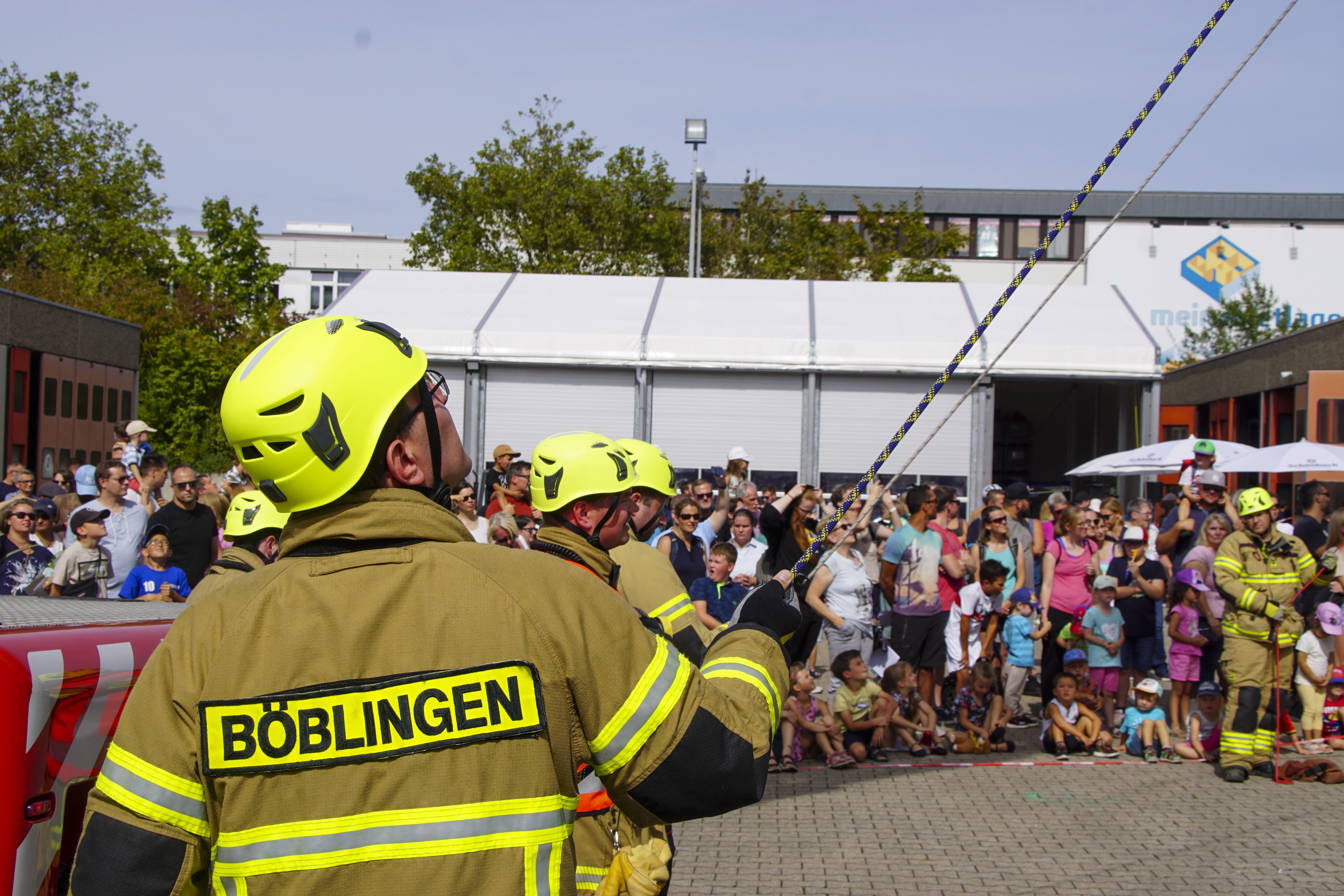 Eine von sieben viel bestaunten Schauübungen der Böblinger Feuerwehr war die Rettung aus der Höhe. Bild: Dettenmeyer