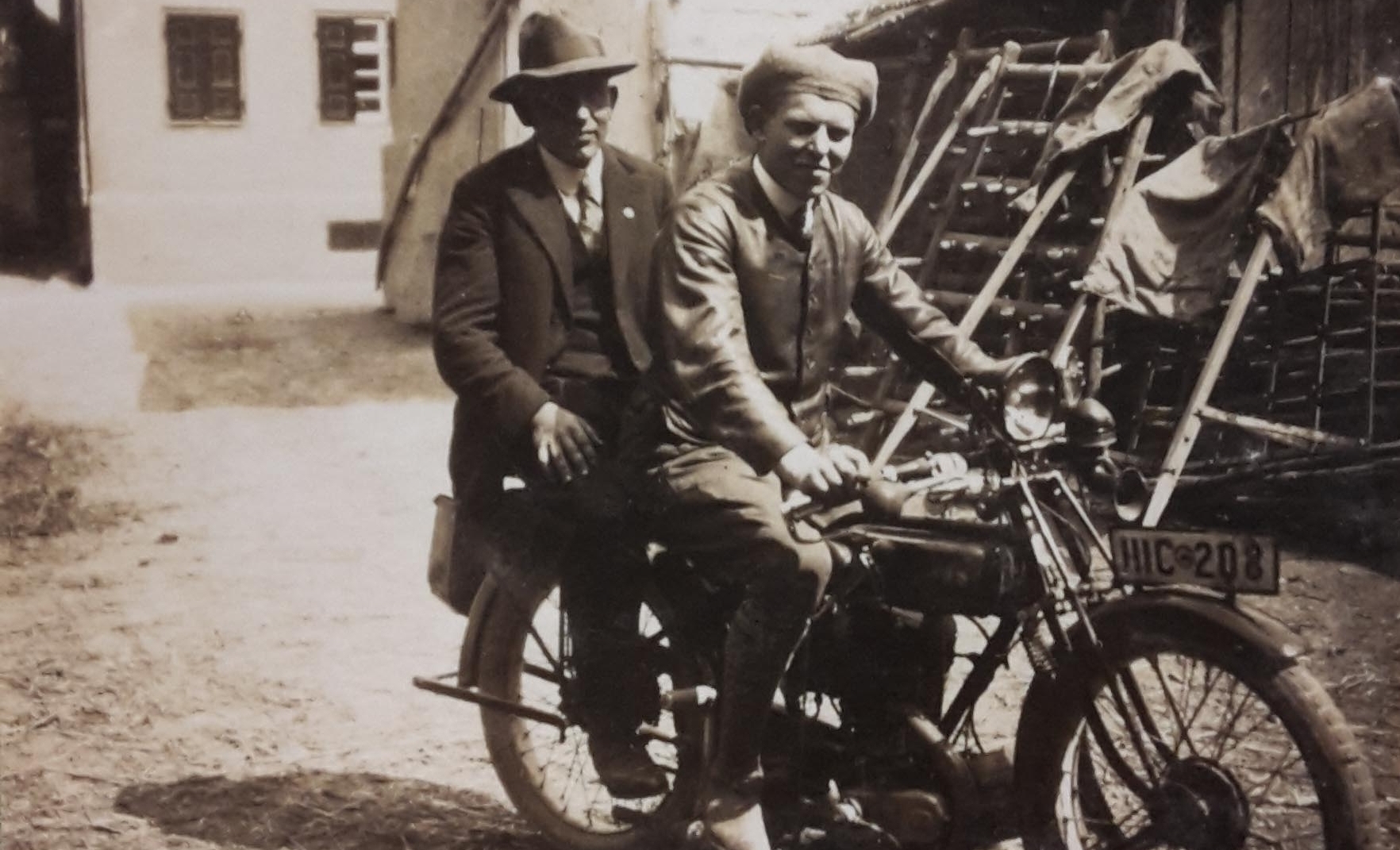Autos und Motorräder erobern die Straßen in den 1920er Jahren. Nicht jeder konnte sich ein Auto leisten, ein Motorrad war noch erschwinglich. Bild: Stadtarchiv Sindelfingen