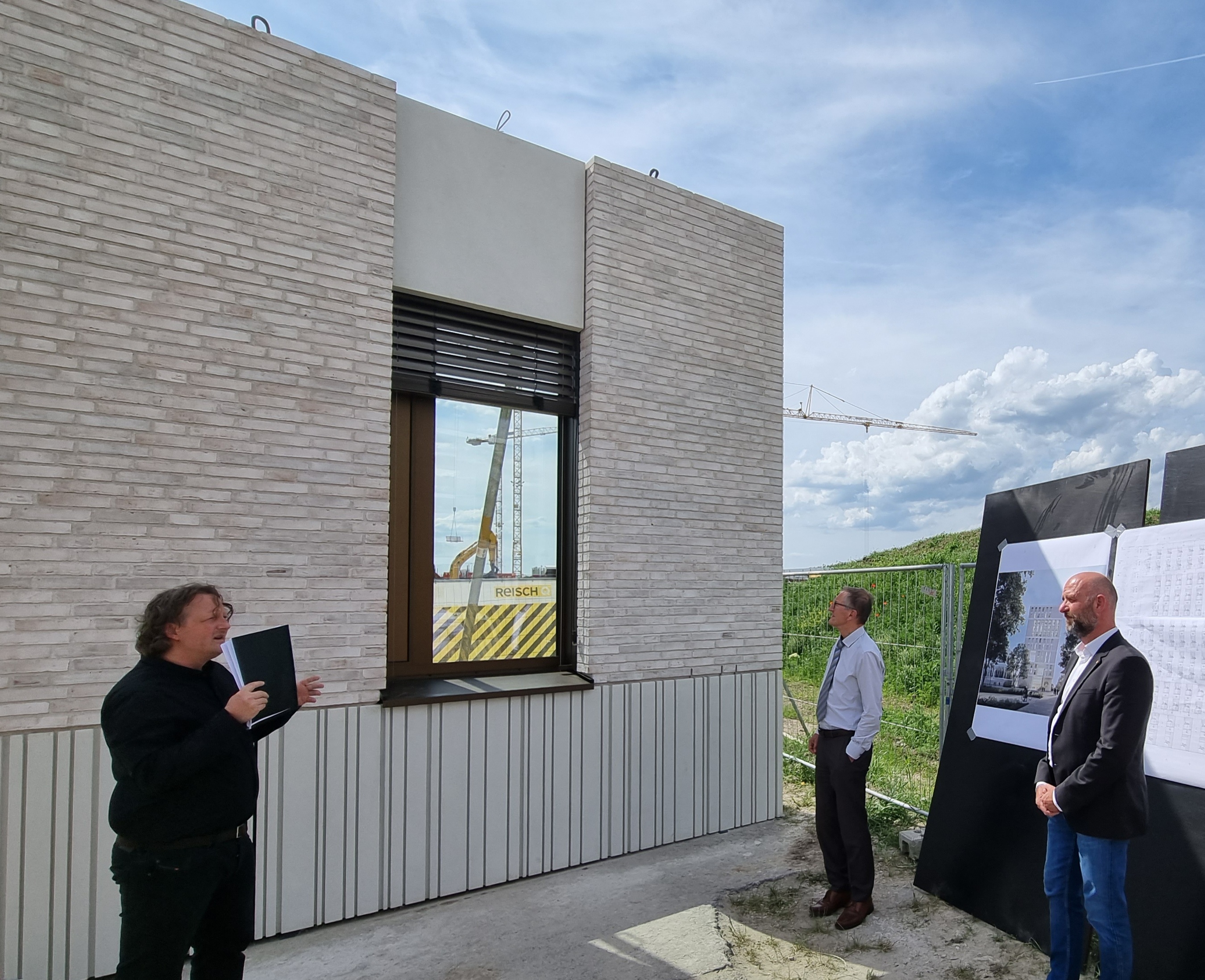 Landrat Roland Bernhard (links) und Martin Loydl, Geschäftsführer des Klinikverbunds Südwest, vor der Hochhaus-Musterwand. Bild: Hamann
