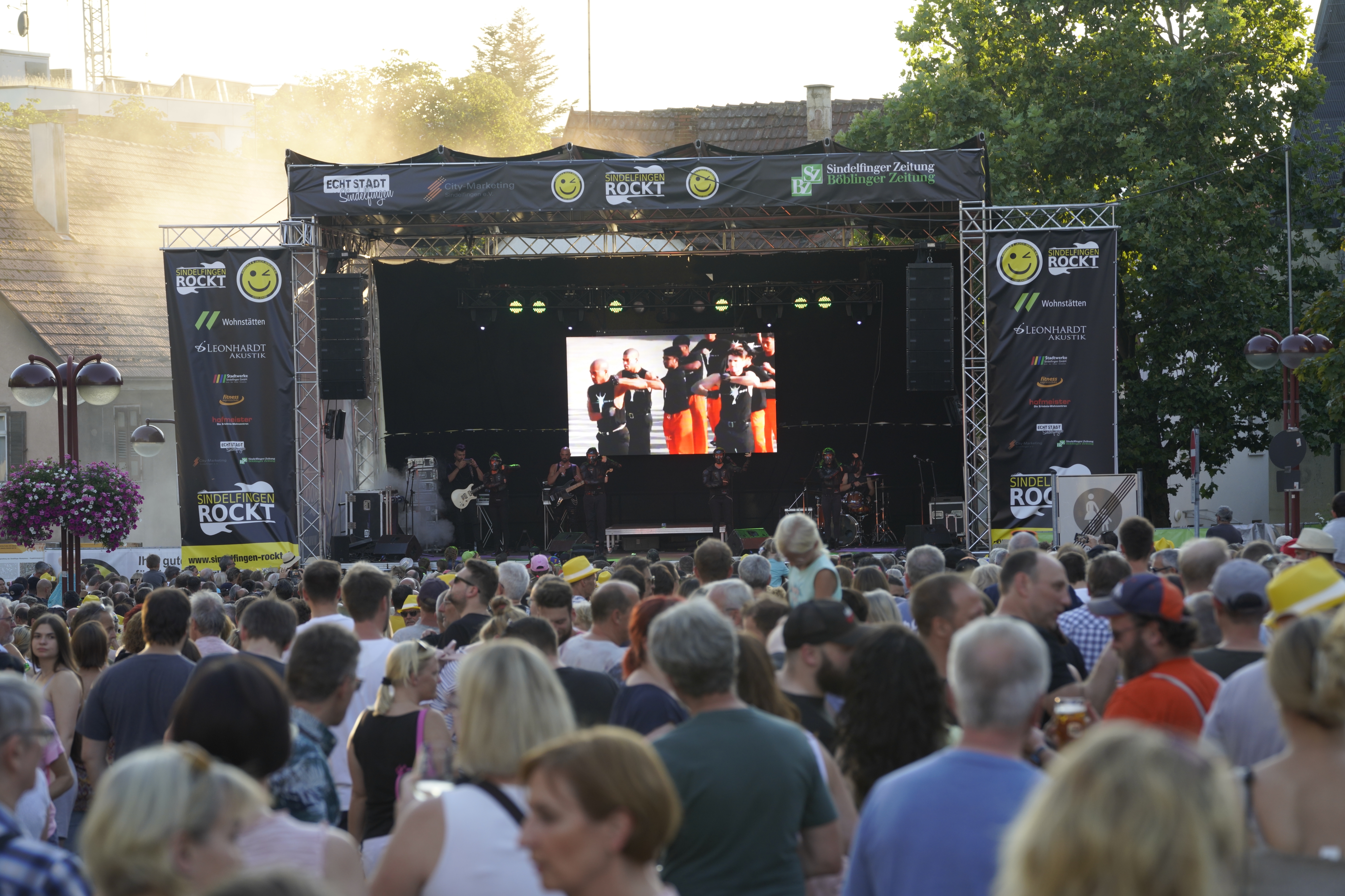 So voll ist der Sindelfinger Marktplatz wohl nur bei „Sindelfingen rockt“: Am Mittwochabend kamen Tausende von Besuchern zum ersten Konzert der Veranstaltungsreihe in die Innenstadt. Ob auch die weiteren vier Konzerte dort stattfinden dürfen, ist allerdings unsicher. Bild: Dettenmeyer