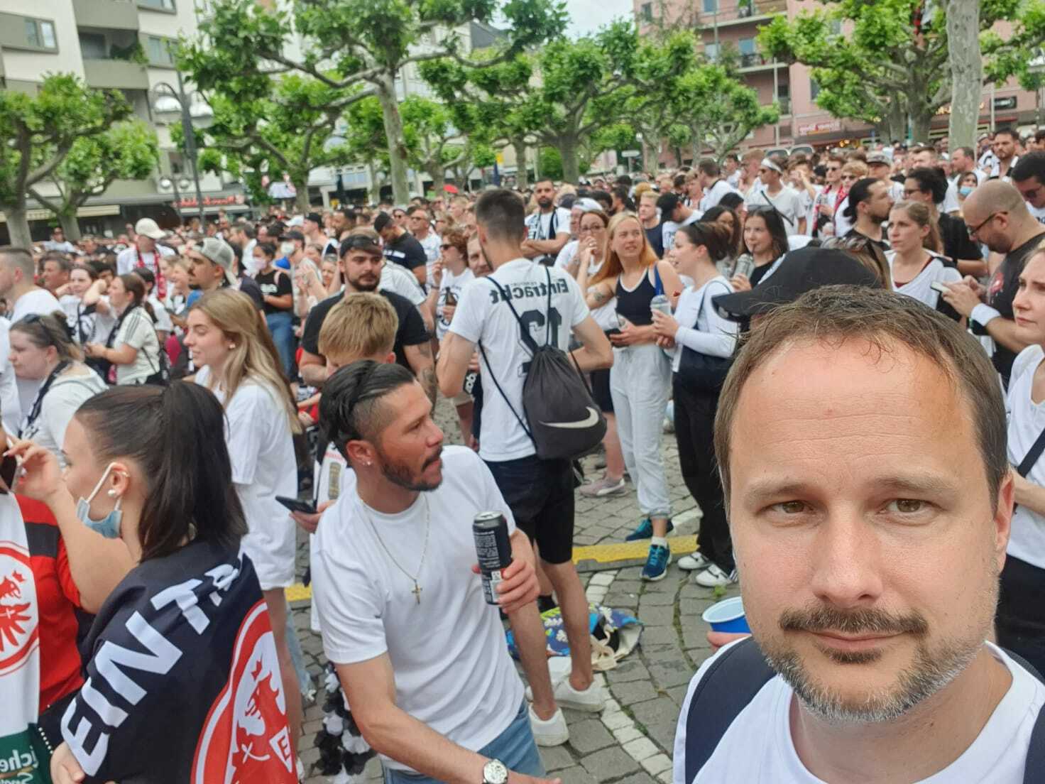 Der Sindelfinger Andreas Höhn feiert immer noch: Gleich zeigen sich die Spieler der Frankfurter Eintracht auf dem Römer.         Bild: z