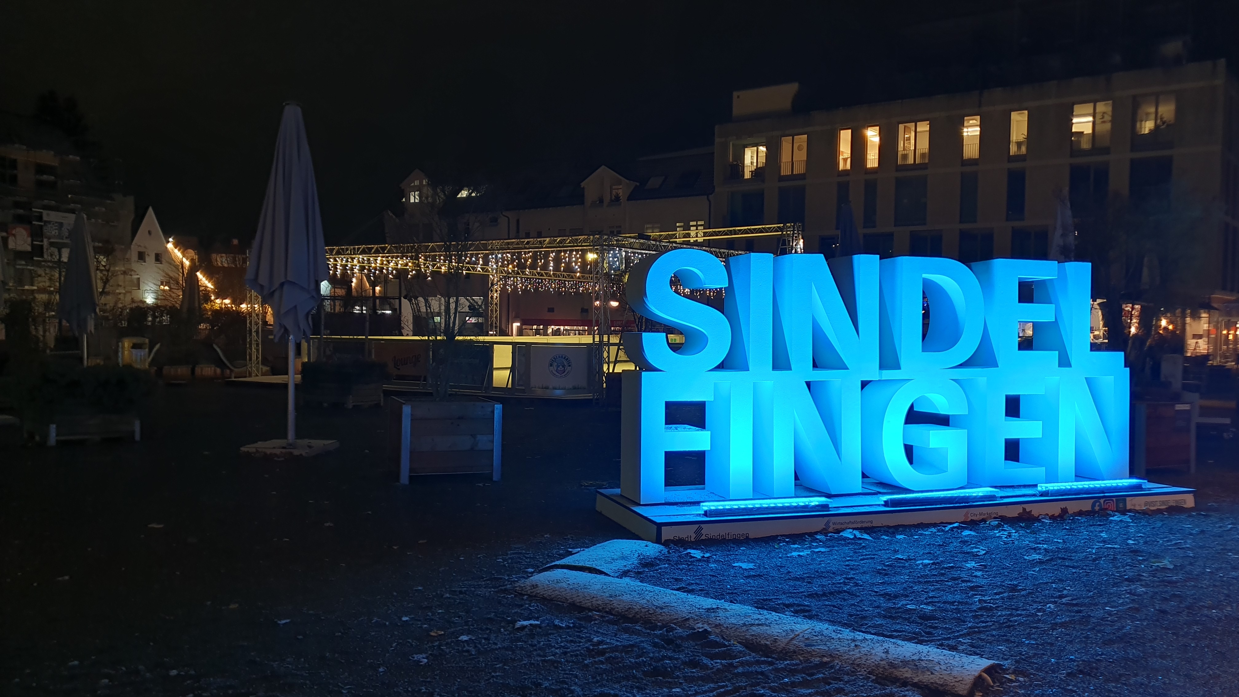 Der Sindelfingen-Schriftzug begrüßt die Besucher, dahinter ist die Eisbahn.    Bild: Wegner