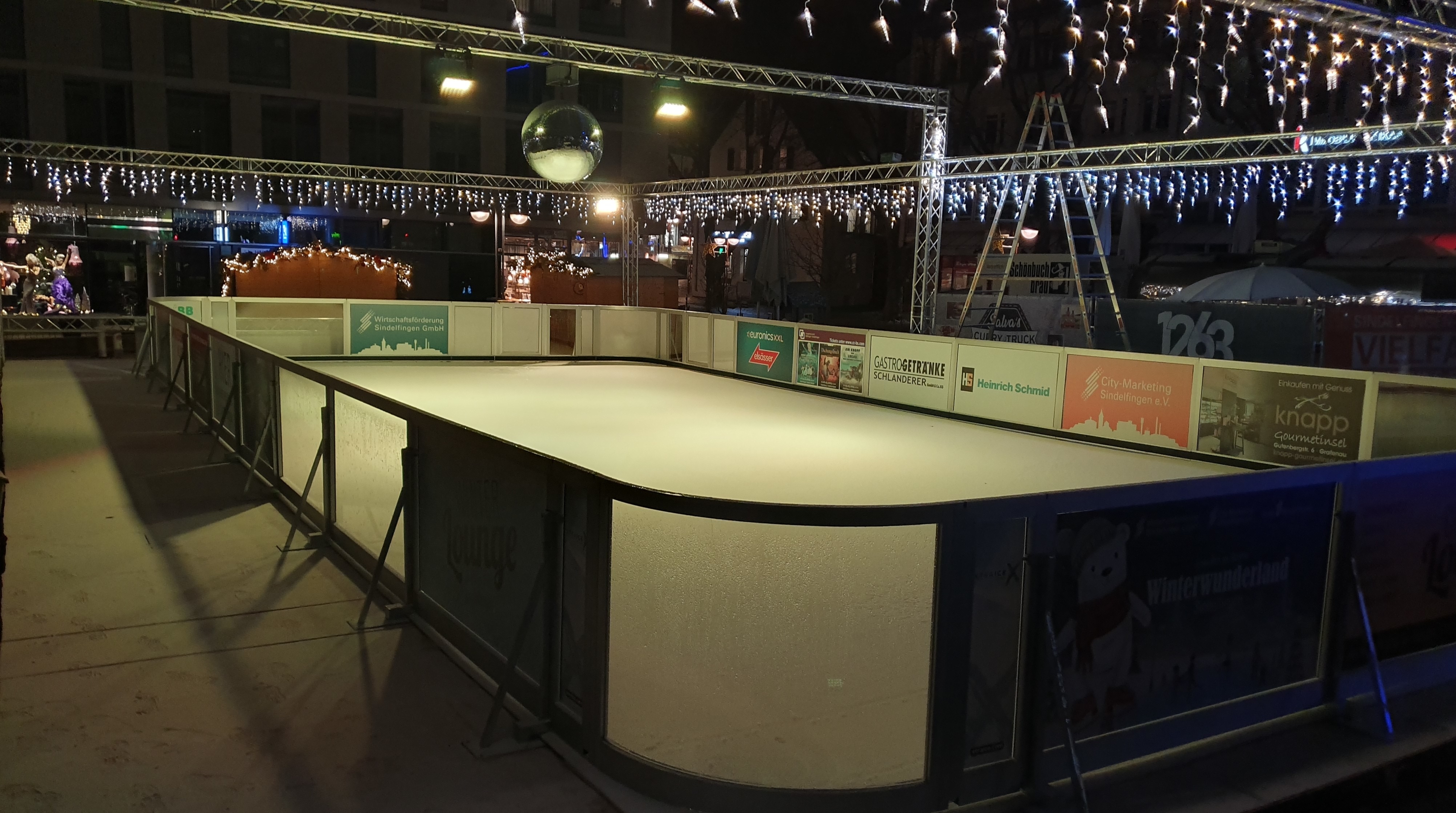 Die Eisbahn auf dem Grünen Platz. Ab Donnerstag geht es hier rund.      Bild: Wegner
