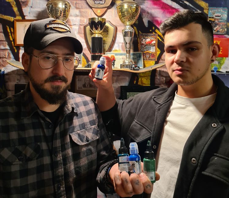 Marios Michalopoulos (links) und David Zinser sind Mitbetreiber des Tattoo-Studios „Rooster Ink“ in Sindelfingen. Bild: Gospodarczyk
