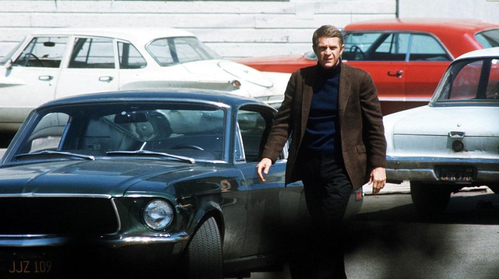 Steve McQueen ist Polizist Frank Bullitt. Und „Bullitt“ hat schlechte Laune, weil die Mafia einen wichtigen Zeugen umbracht hat. Und jetzt reicht es ihm.    Bild: z