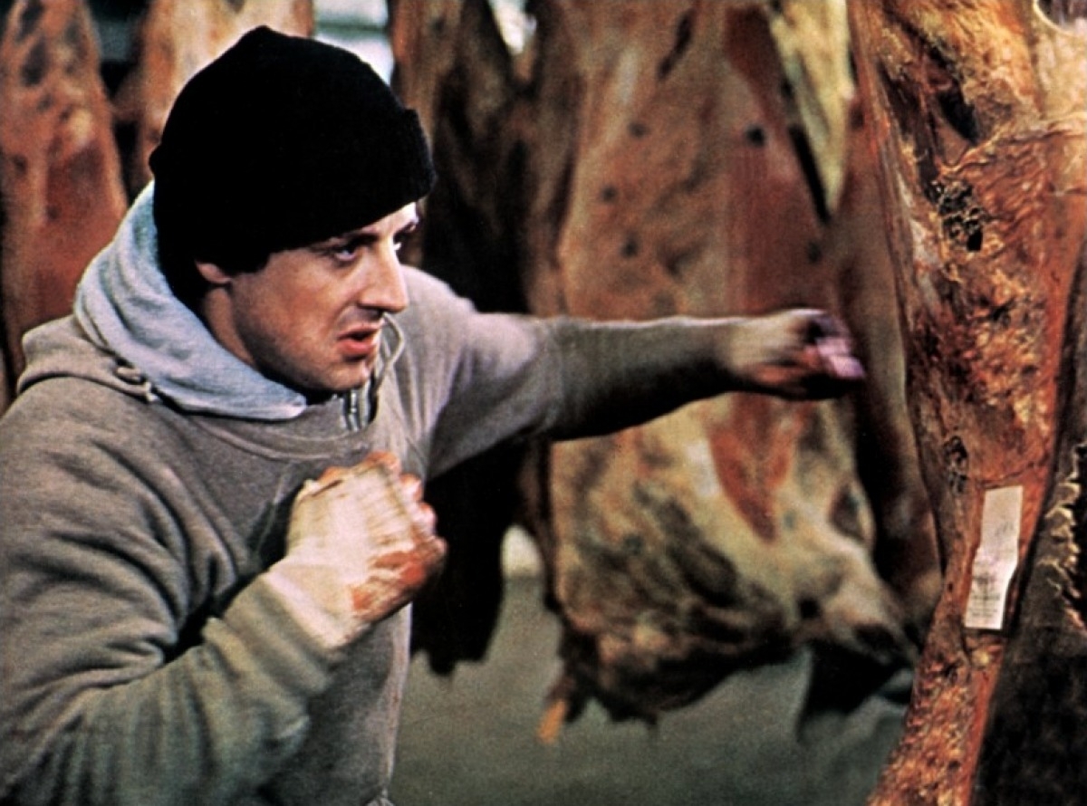 Der drittklassige Boxer „Rocky“ Balboa trainiert im Schlachthof an Rinderhälften. Dass er aussieht wie Sylvester Stallone ist kein Zufall.   Bild: z