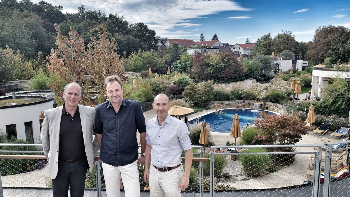Der künftige Therme-Geschäftsführer Wolfgang Hermle (von links), Demnächst-Ruheständler Rolf Dettinger und Oberbürgermeister Dr. Stefan Belz auf der Terrasse über dem Saunagarten: Die Weichen für einen geschmeidigen Übergang an der Spitze des Wohlfühl-Bades sind gestellt. Bild: Hamann