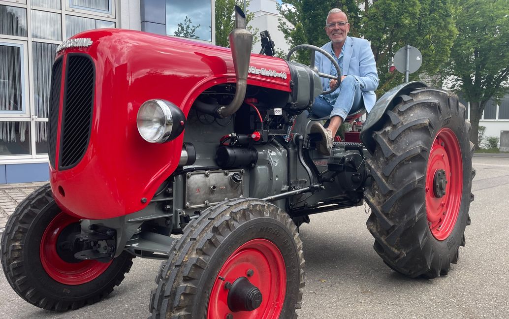 Frank Lipp - freudestrahlend auf seinem Lamborghini-Traktor. 1956 wurde der Traktor in Italien gebaut, in Sindelfingen wurde er 2022 bis 2023 restauriert. Bild: Gospodarczyk