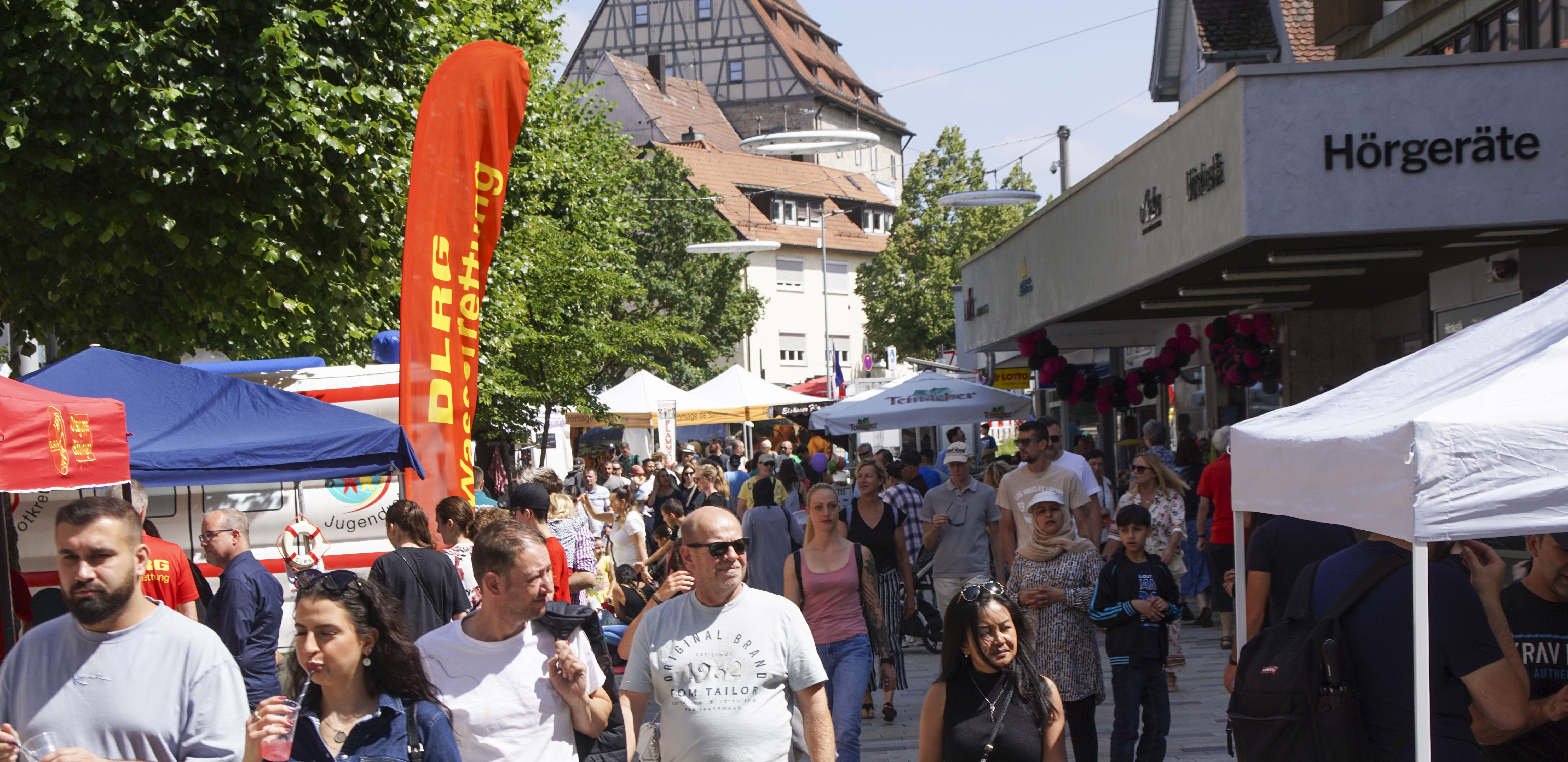 Über 100 Händler nahmen am verkaufsoffenen Sonntag am 2. Juli in Böblingen teil und lockten damit viele Besucher in die Bahnhofstraße. Bild: Dettenmeyer