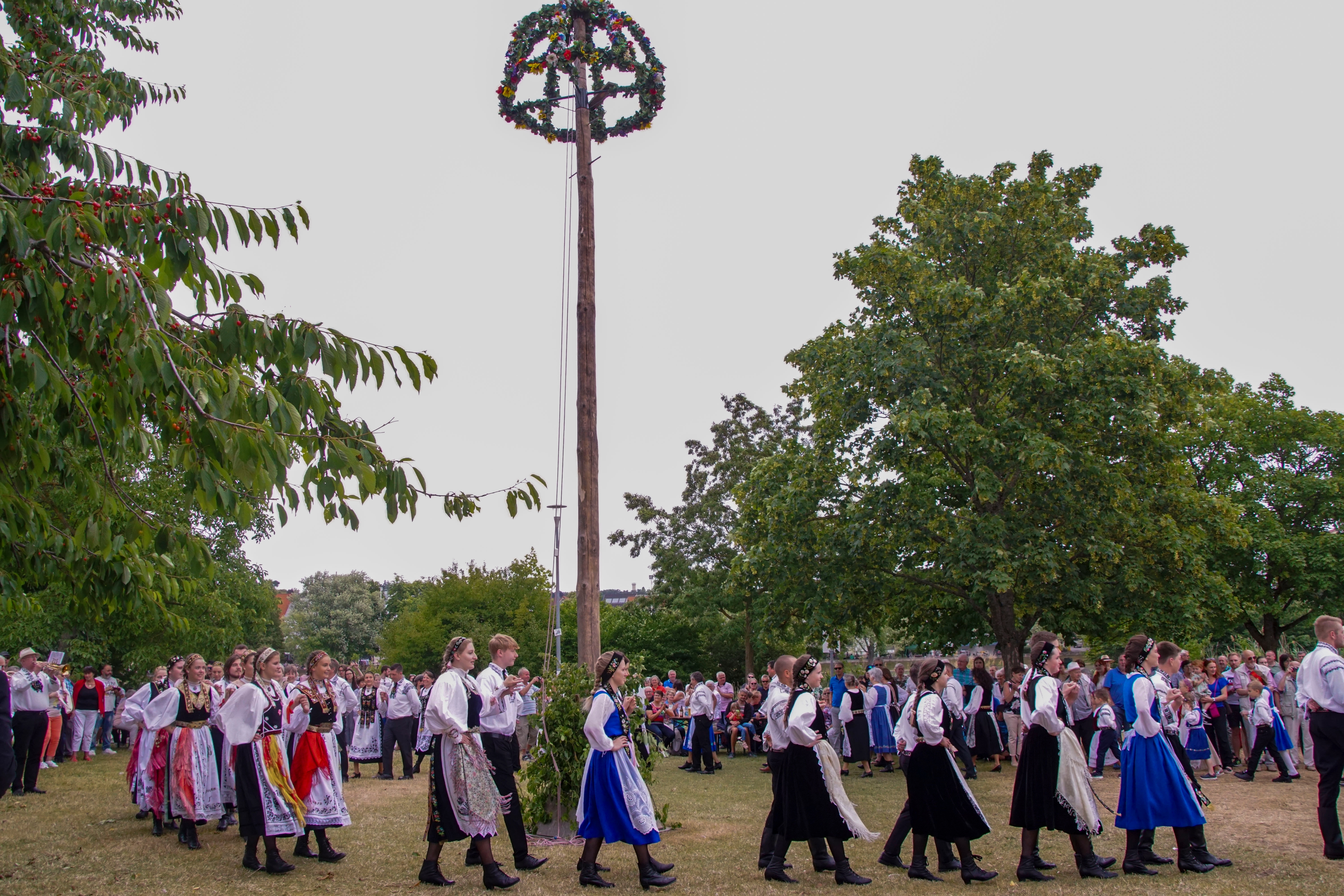 Trachten und Tänze stehen im Mittelpunkt des Kronenfests. Bild: Dettenmeyer