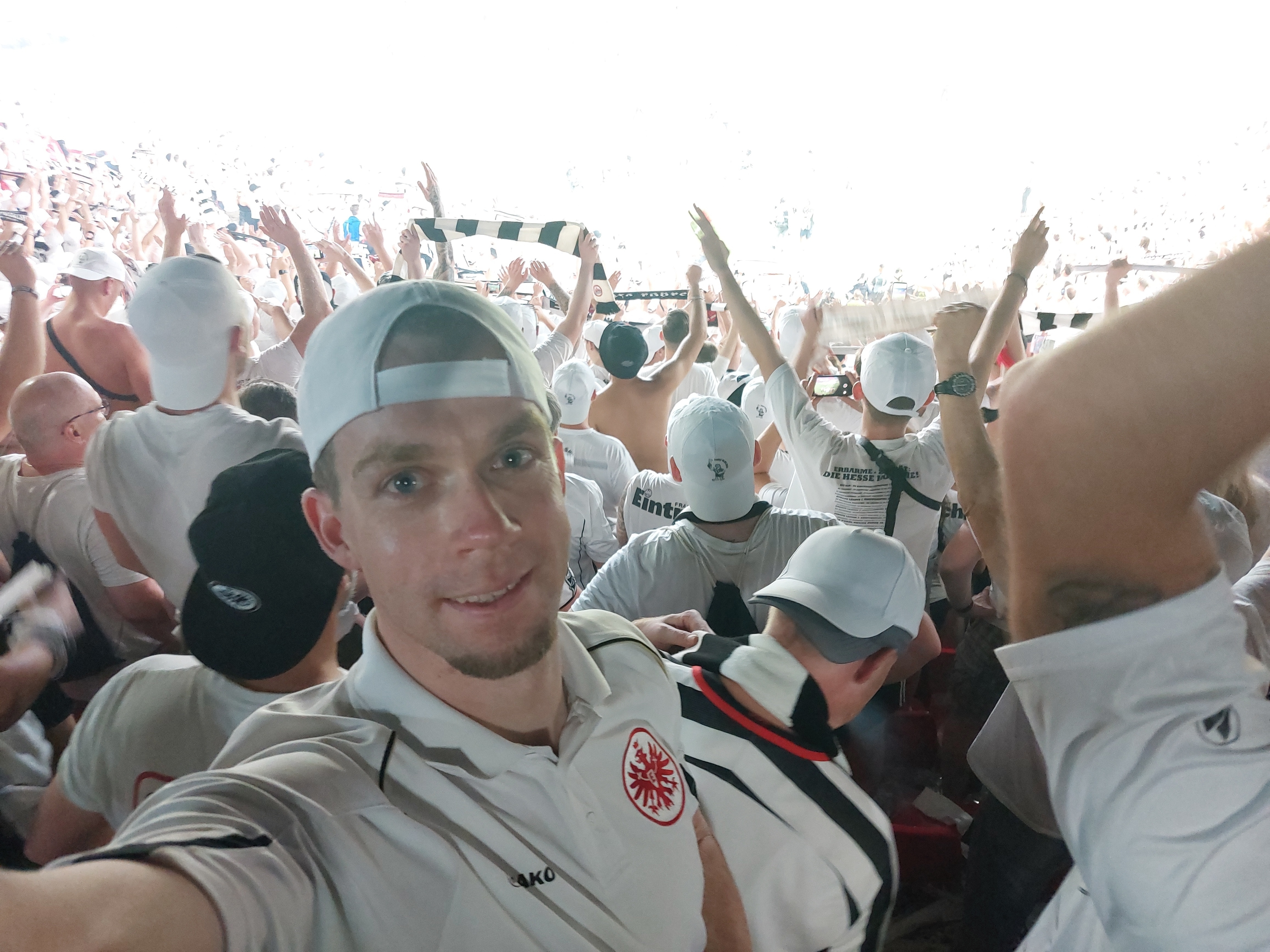 So sieht ein sehr durstiger Mann aus, wenn er trotzdem einfach nur glücklich ist: Thomas Berger kurz nach dem Elfmeterschießen. Seine Mannschaft hat den Pott und spielt nächstes Jahr Champions League. Der Abteilungsleiter der VfL-Triathleten hat das ganze Programm hautnah miterlebt.         Bild: z