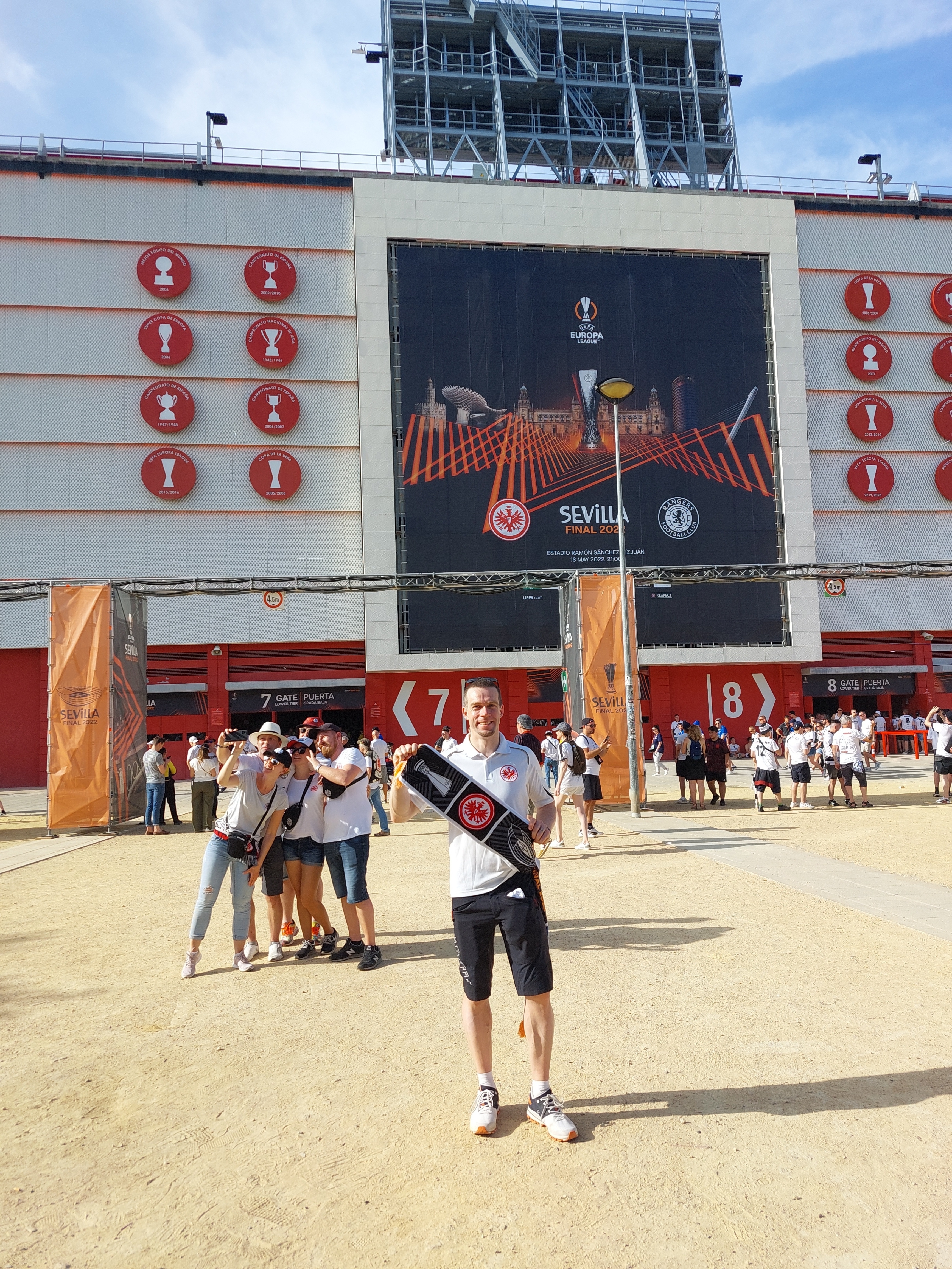 Ein Bild fürs Familienalbum: Thmas Berger vor dem Stadion in Sevilla.    Bild: z