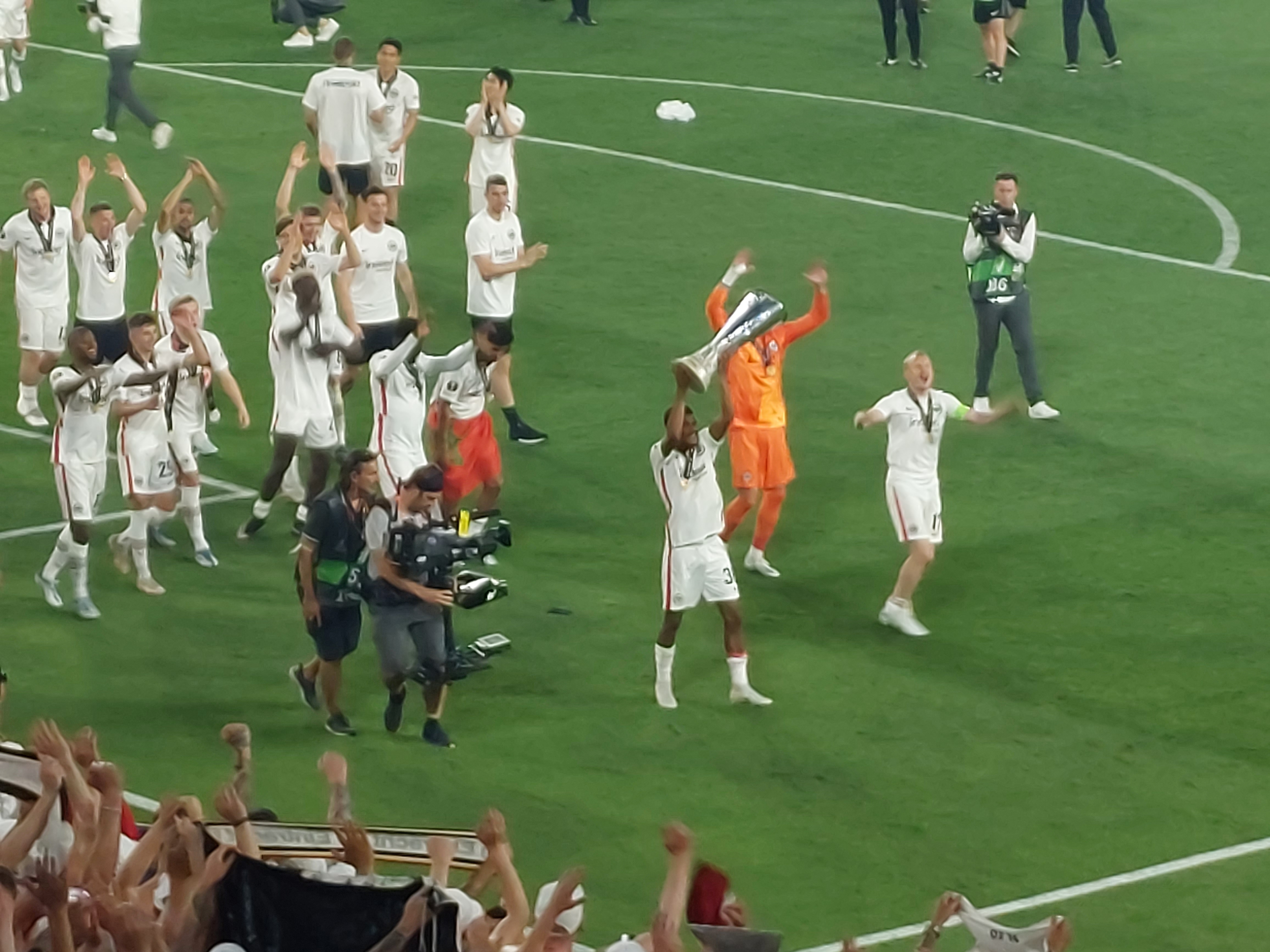 Schnappschuss aus der Kurve: Die Eintracht mit dem Europa League-Pokal, Thomas Berger hat es im Kasten.      Bild: z