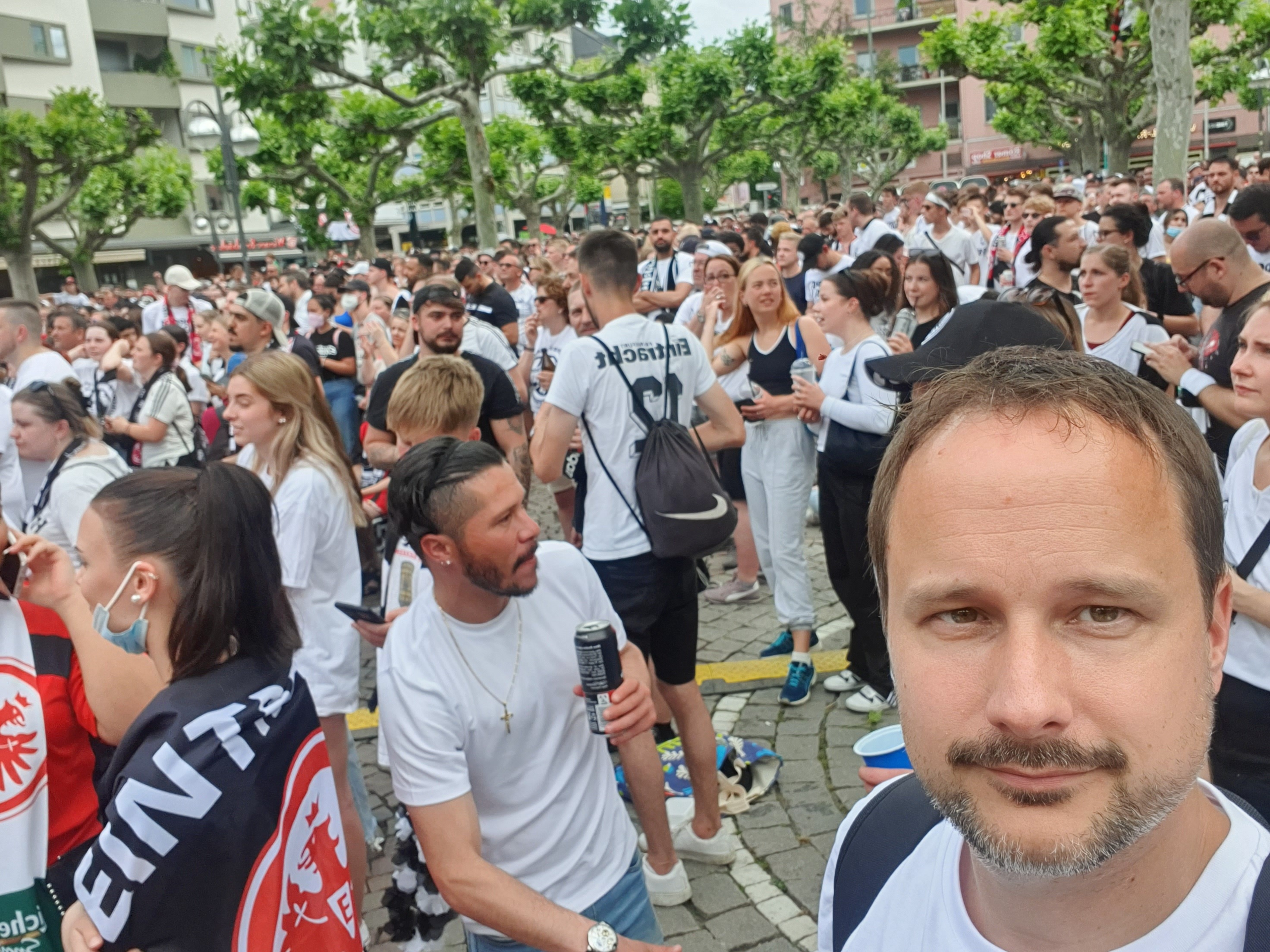 So viele Fans sind schon nachmittags da und dürfen trotzdem nicht mehr auf den Römer. Andreas Höhn trägt es mit Fassung.Bild: z