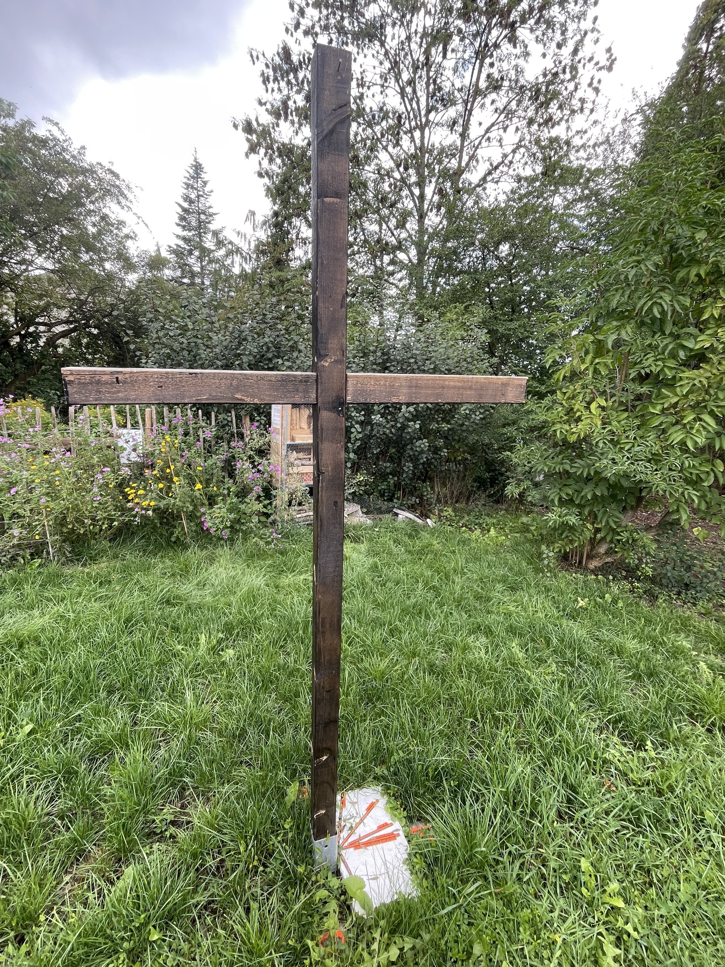 Das Kreuz ist gleichzeitig eine Sonnenuhr.