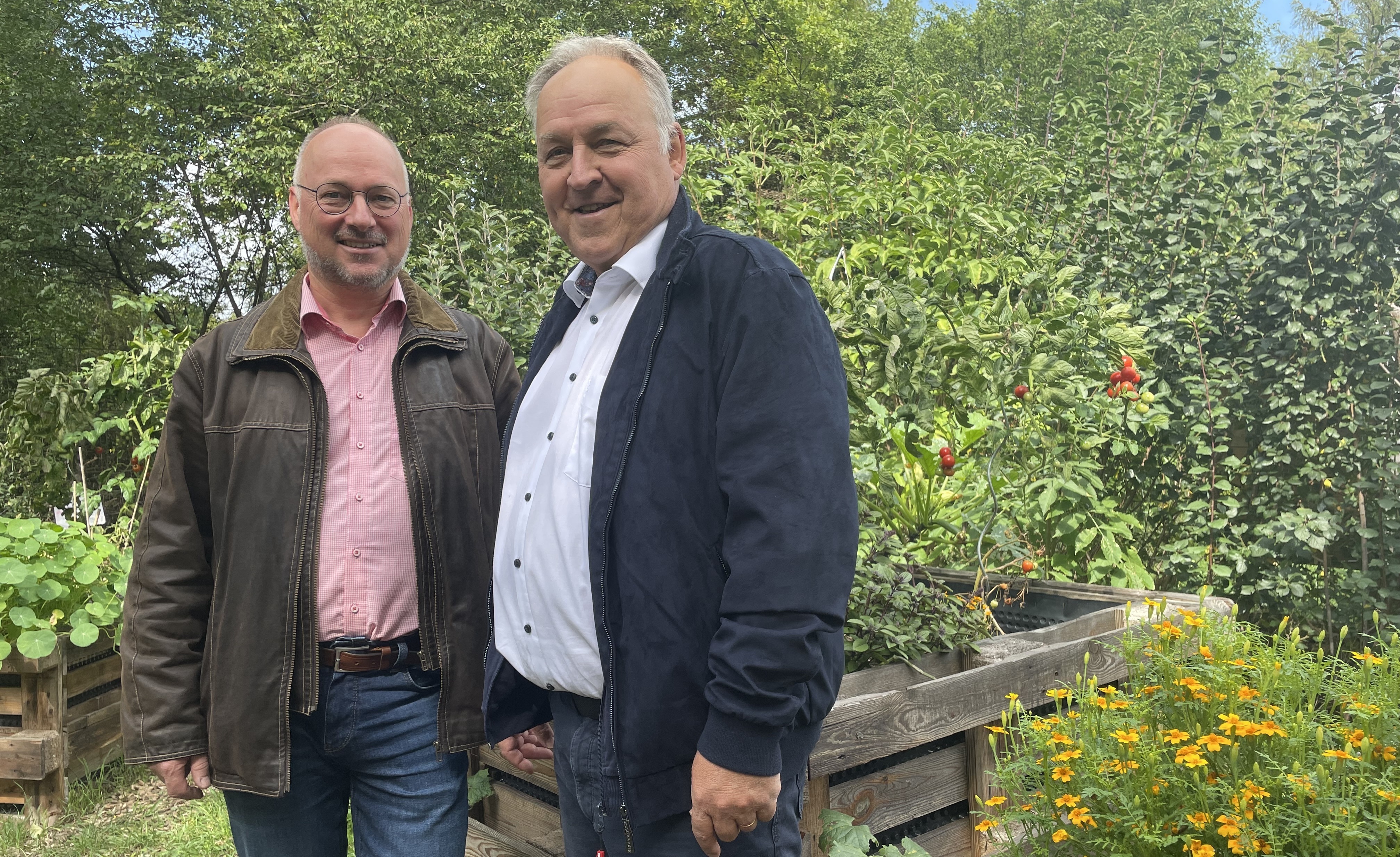 Kirchengemeinderat Christoph Natzschka (links) und Pfarrer Jens Junginger im Schöpfungsgarten: Sie sind stolz darauf, was jeder Einzelne hier geleistet hat. Bilder: Gospodarczyk