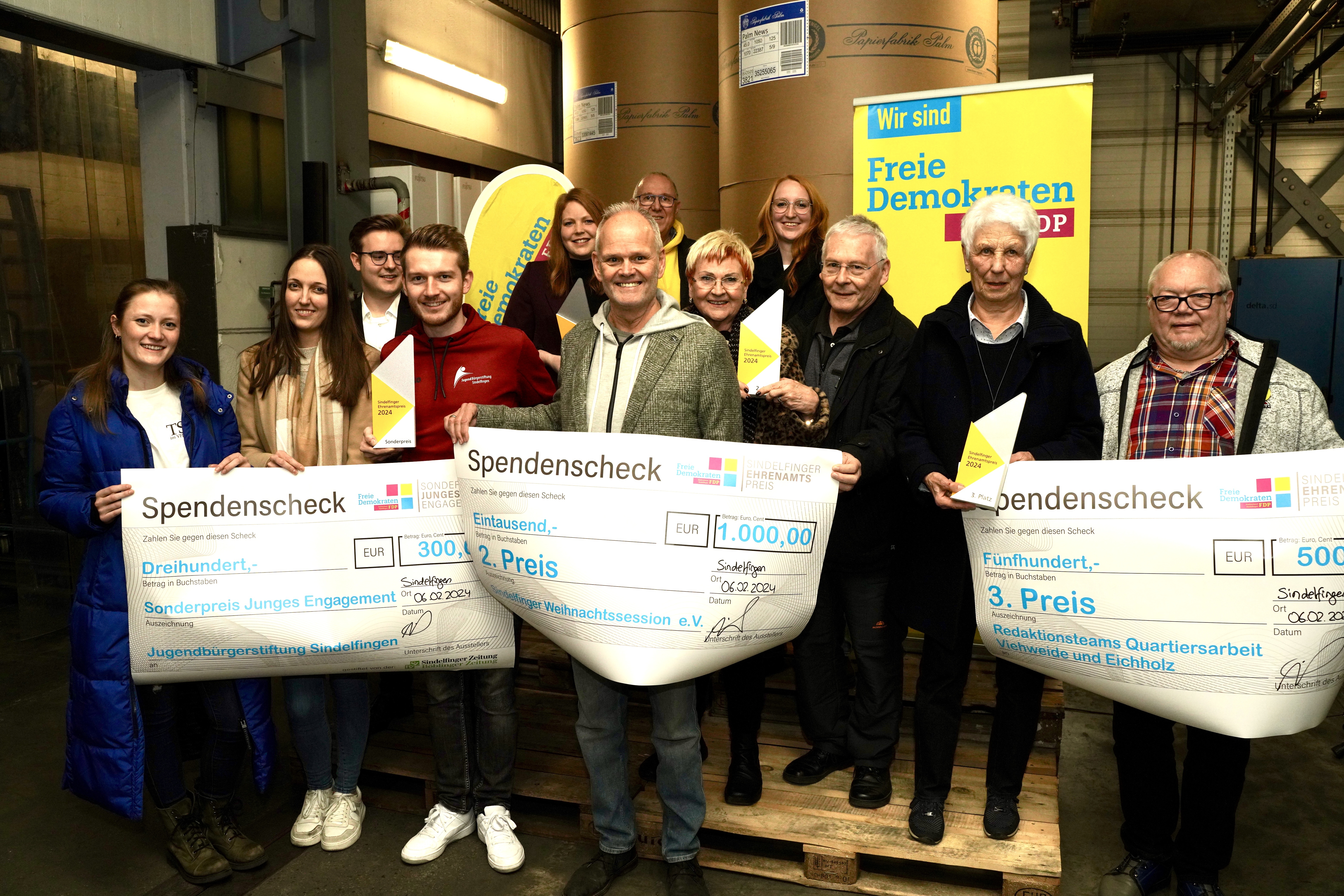 Ausgezeichnet: Isabel Köstel, Ines Brunenberg (beide Jugendbürgerstiftung), Initiator Max Reinhardt, Patrick Schmid (Jugendbürgerstiftung), Jacqueline Zink (Musikkapelle Maichingen), Axel Finkelnburg (Weihnachtssession), Albrecht Braun (Quartiersarbeit), Brigitte Pflieger (Weihnachtssession), Michelle Hovoritsch (Musikkapelle Maichingen), Joachim Pflieger (Wehnachtssession), Hildegard Meidlinger und Rolf-Uwe Grünewald (beide Quartiersarbeit, von links).     Bild: Dettenmeyer