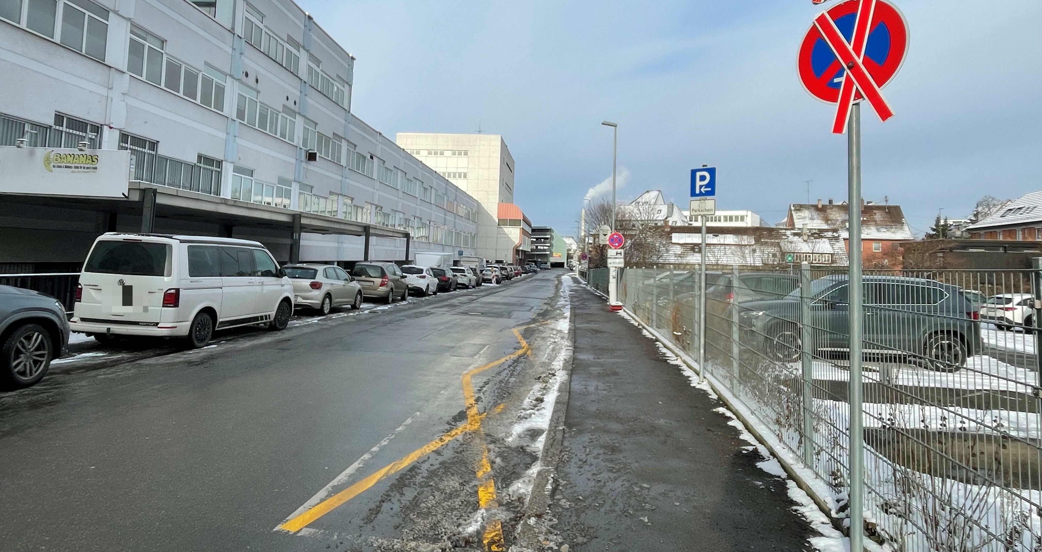 Die Parkplätze auf der rechten Seite sind aufgrund der Aufhebung der Einbahnstraßenregelung entfallen. Jetzt kann man hier wieder parken. Bild: Gospodarczyk