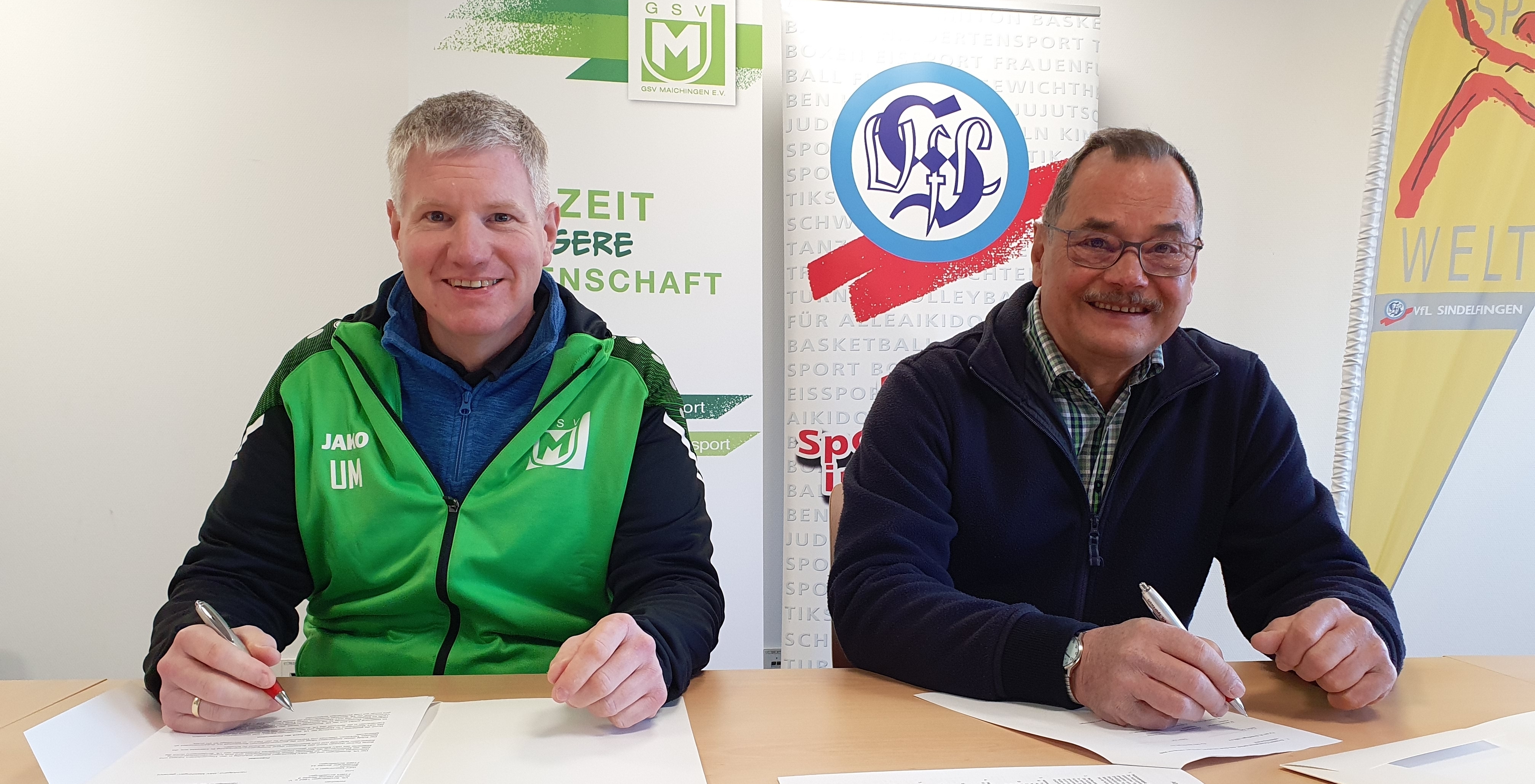 Der GSV-Vorsitzende Ulrich Martens und VfL-Präsident Dr. Heinrich Reidelbach unterschreiben den Kooperationsvertrag.       Bild: Wegner