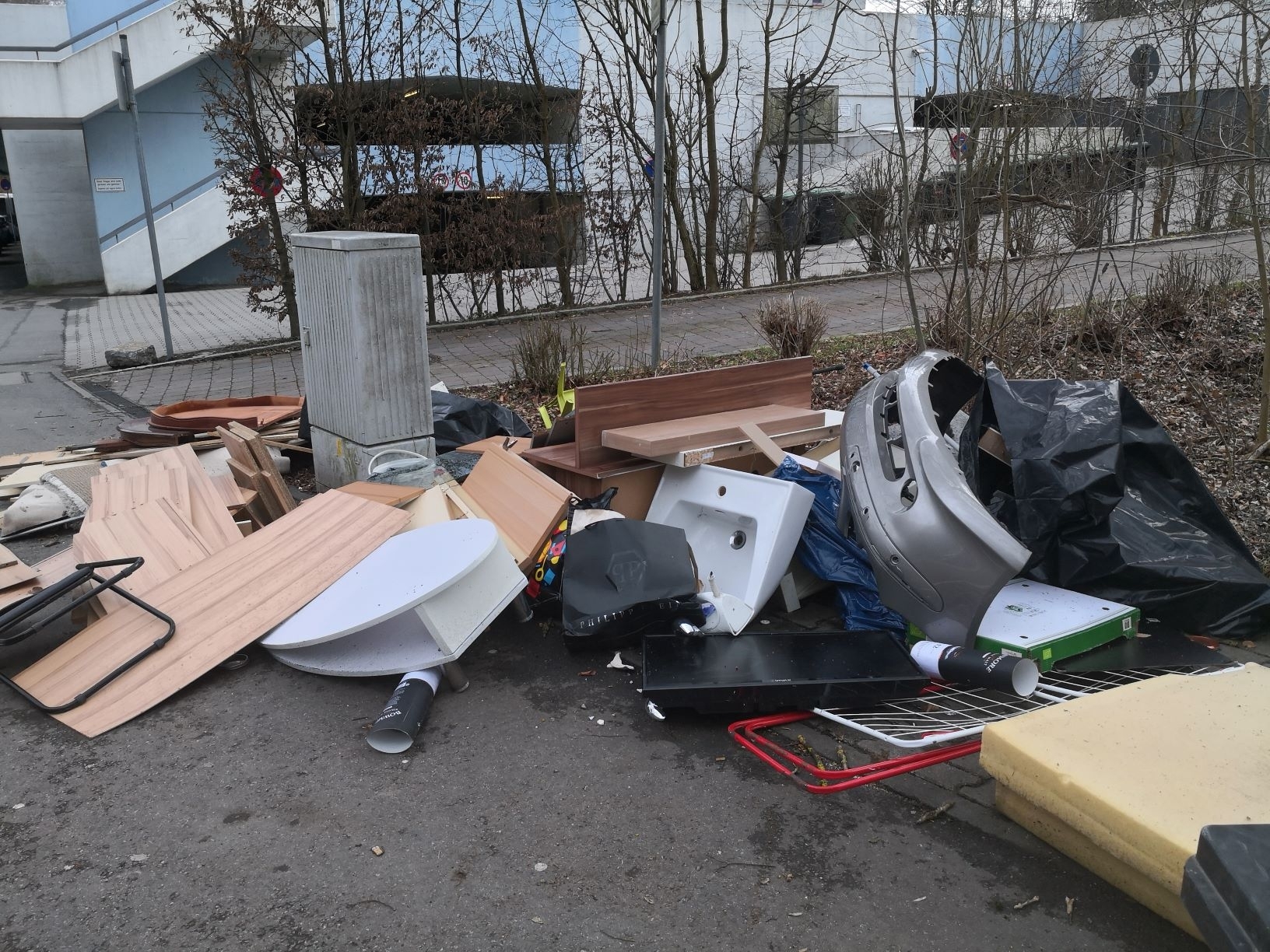 Keine Seltenheit: Wilder Müll im Eichholz.Bild: z