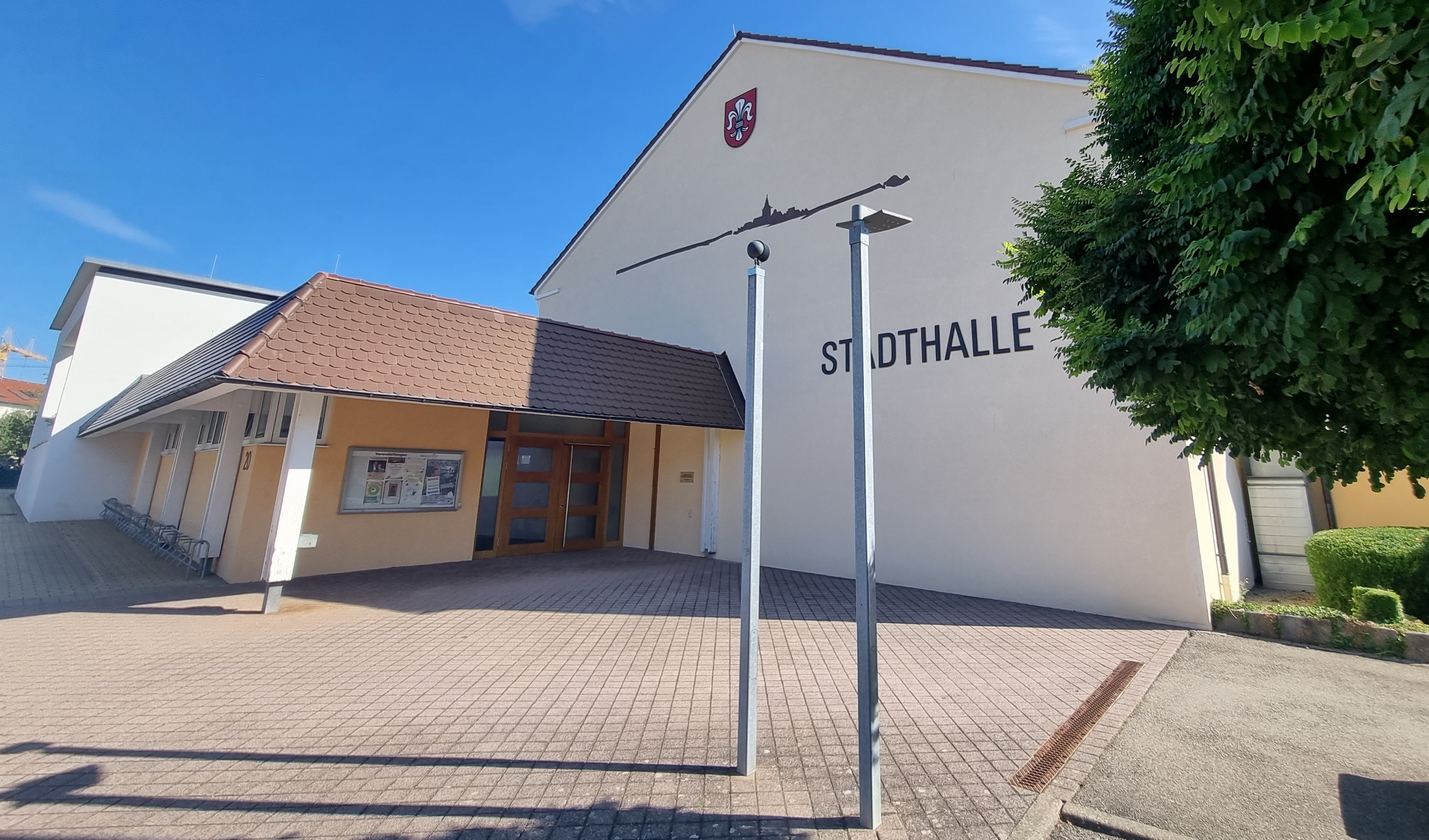 Die Lampen vor der Holzgerlinger Stadthalle sind bereits umgerüstet: Im ganzen Stadtgebiet sollen in den kommenden Wochen rund 1500 Laternen auf LED-Technik umgestellt werden. Bild: Hamann