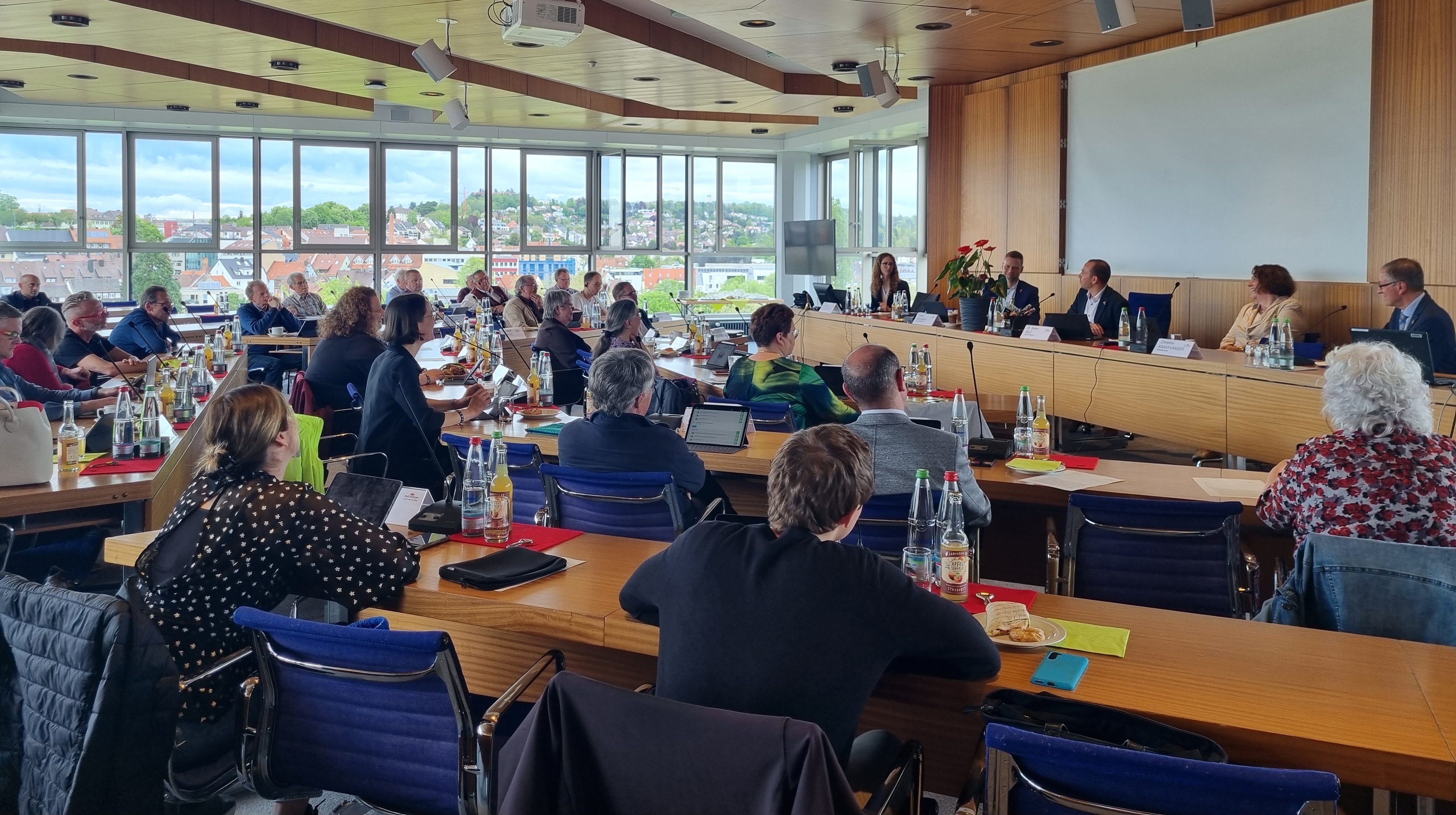 Am Mittwoch hat der Böblinger Gemeinderat zum letzten Mal im großen Sitzungssaal im Landratsamt getagt. Nach vier Jahren kehrt das Gremium zur nächsten Sitzung wieder ins renovierte Neue Rathaus zurück. Bild: Hamann