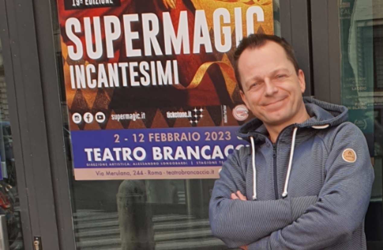 Timo Marc vor dem Eingang des Theaters Theater Brancaccio.       Bild: z