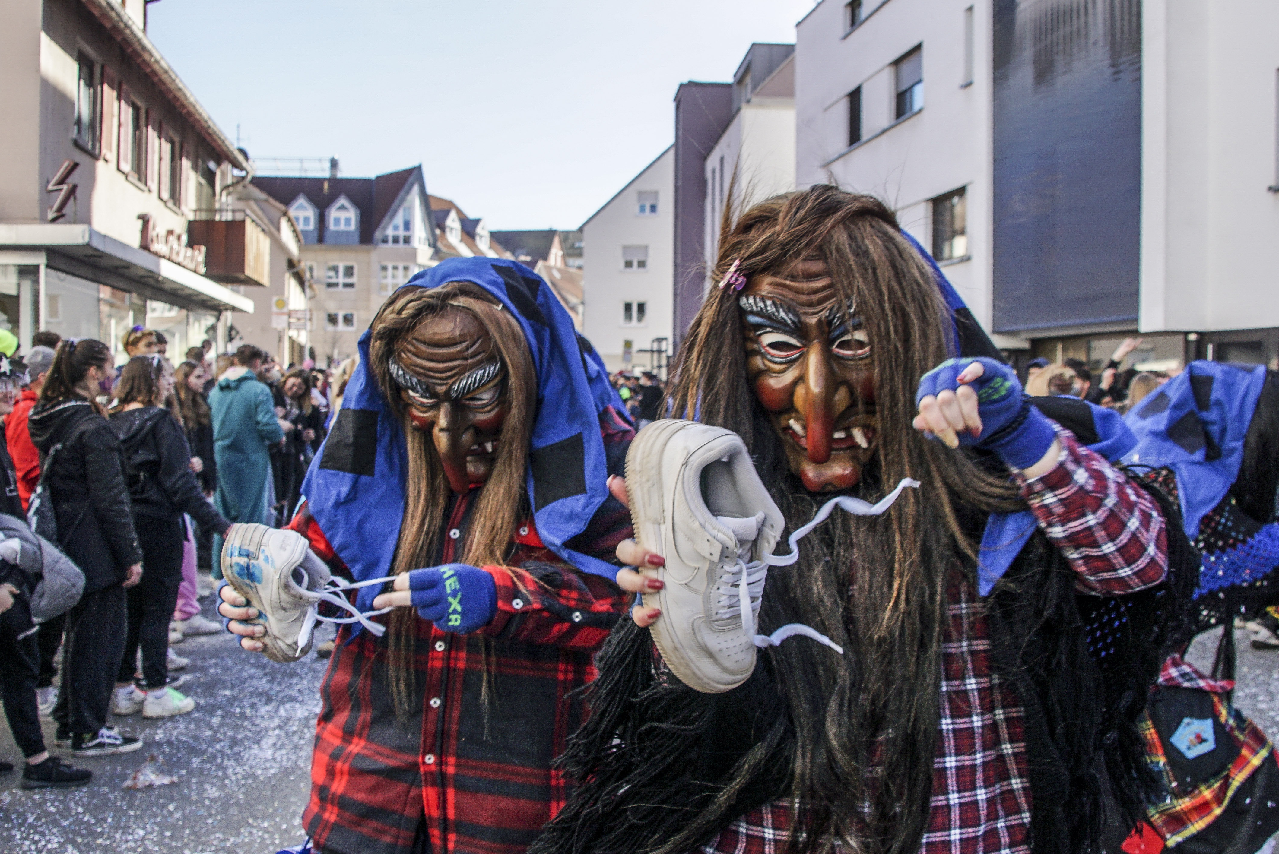 Hexen treiben ihr Unwesen und klauen traditionell Schnürsenkel. Bild: Dettenmeyer