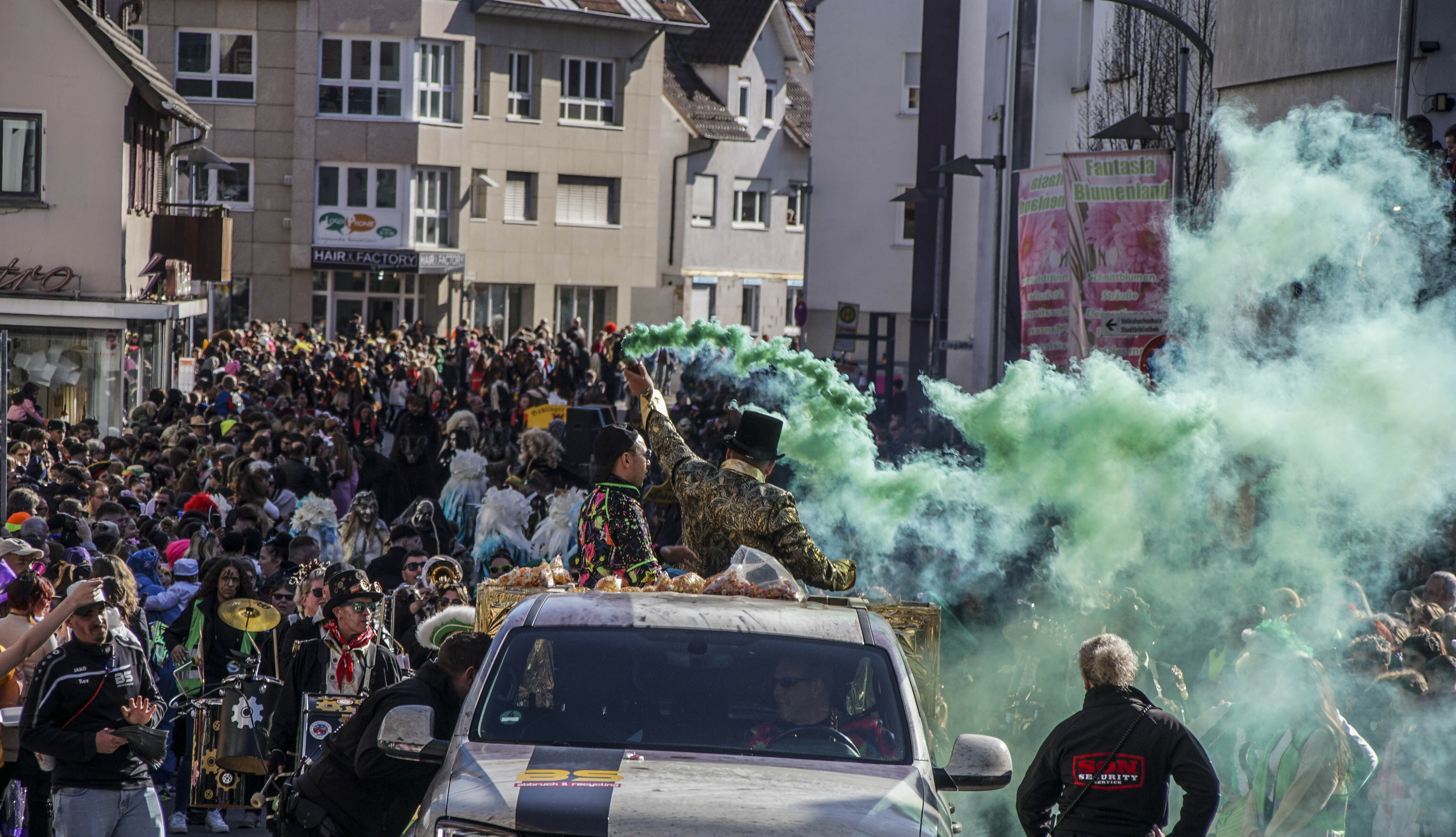 Viel los ist in Böblingen beim großen Rosenmontagsumzug. Bild: Dettenmeyer